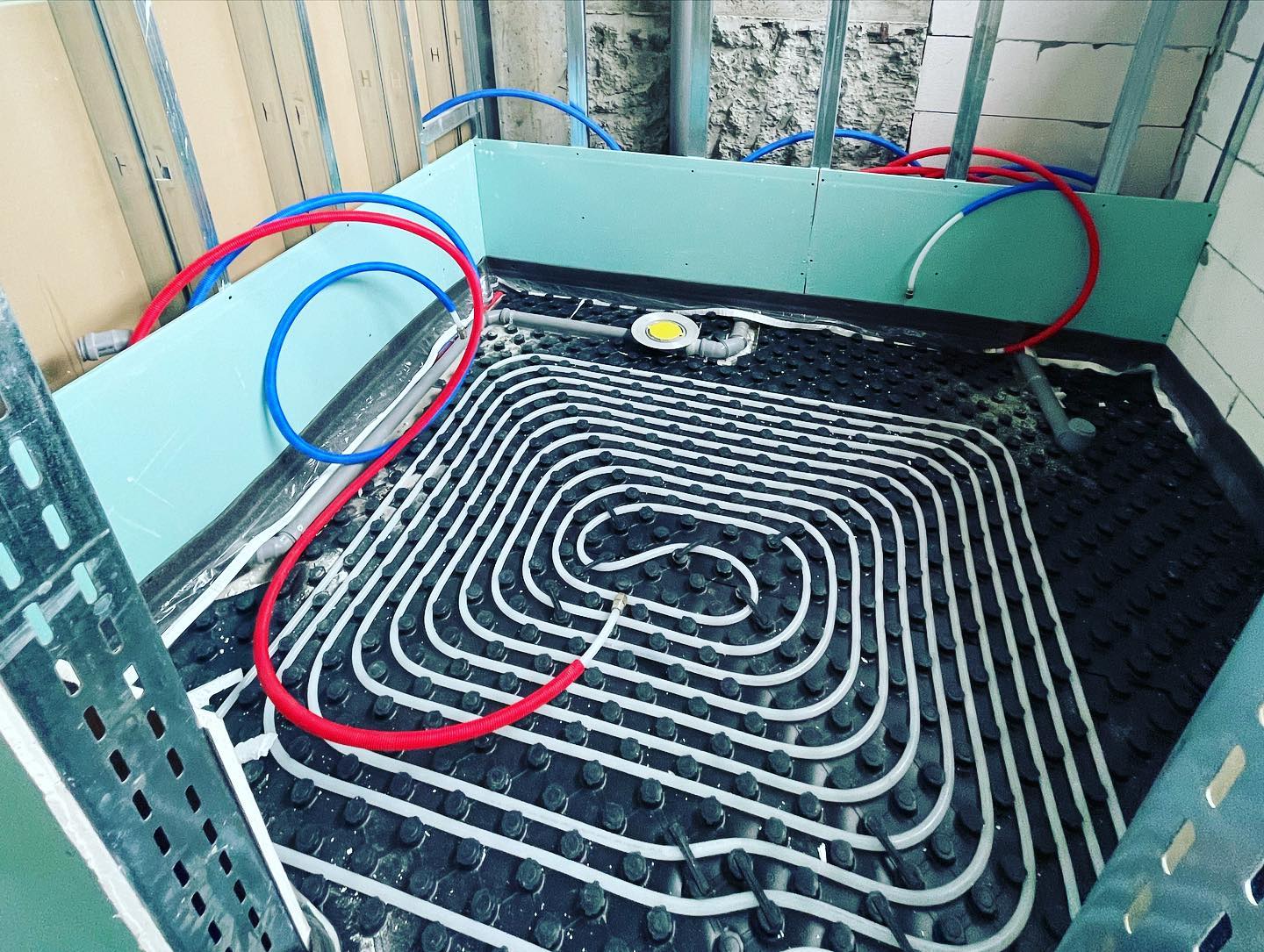Long time no post!
Incalzire in pardoseala #Tece si instalatii sanitare #Valrom executate #Ovidiu
#plumberslife #underfloorheating #viega