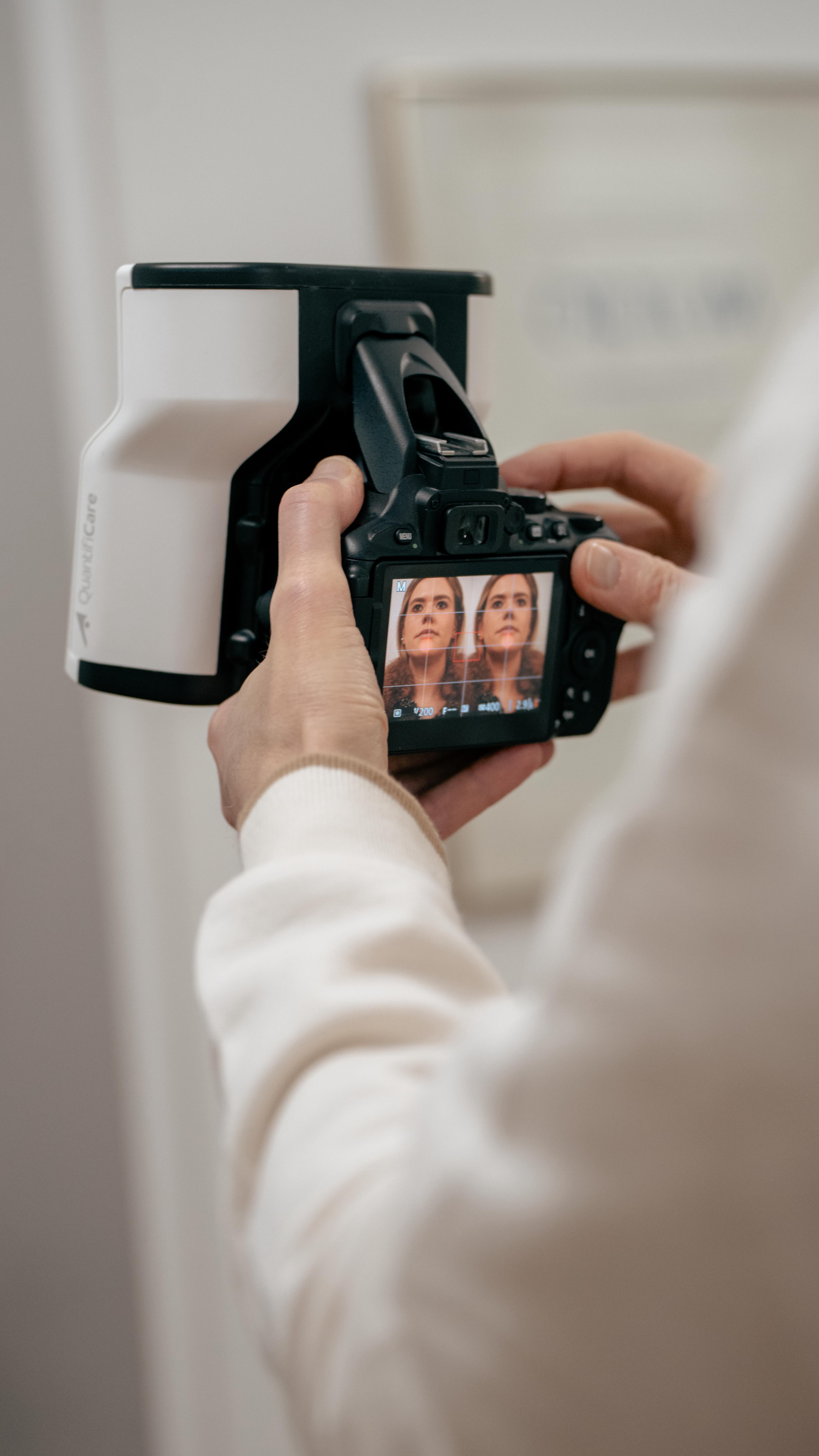 Skin Analysis is an advanced imaging system that provides a detailed, data-driven assessment of your skin beyond what can be seen with the naked eye.
Using multi-spectral imaging and high-resolution photography:
•Spots and Pigmentation -
Sun damage, brown spots, and uneven tone
•Redness and Vascular Areas - Visible capillaries and inflammation
•Porphyrins - Bacteria trapped in pores,
often associated with acne
•Wrinkles and Fine Lines -
Surface texture and early signs of aging
•UV Damage - Underlying sun damage
not yet visible on the surface
•Texture and Pore Size -
Overall skin smoothness and congestion
——-
Die Hautanalyse ist ein hochmodernes Bildgebungssystem, das eine detaillierte, datengestützte Beurteilung Ihrer Haut ermöglicht, die über das hinausgeht, was mit bloßem Auge erkennbar ist.
Mithilfe von multispektraler Bildgebung und hochauflösender Fotografie:
•Flecken und Pigmentierung –
Sonnenschäden, braune Flecken und ungleichmäßiger Teint
•Rötungen und vaskuläre Bereiche –
sichtbare Kapillaren und Entzündungen
•Porphyrine – In den Poren eingeschlossene Bakterien,
oft in Verbindung mit Akne
•Falten und feine Linien – Oberflächenstruktur und erste Anzeichen der Hautalterung
•UV-Schäden – Unter der Haut liegende Sonnenschäden, die an der Oberfläche noch nicht sichtbar sind
•Hautstruktur und Porengröße –
Allgemeine Glätte der Haut und Verstopfungen
