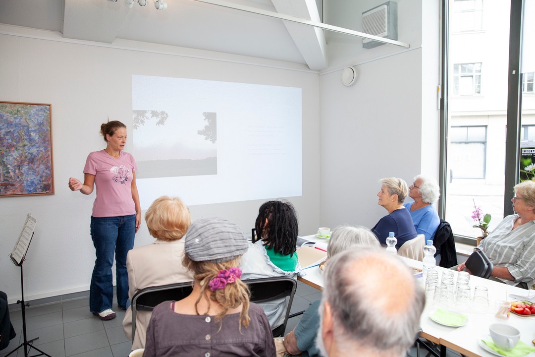 Wir hatten gestern viel Spaß mit Rebecca Plescher (Naturfotografin) bei unserem INTERPRETATIONEN-Event!
📸Rebecca stellte ihr neues Buch vor, das ihre Fotografien mit Texten von Dichtern und Philosophen kombiniert.
Hier sind einige Bilder von der Veranstaltung. Vielen Dank an alle, die dabei waren.💫
Bis zum nächsten Mal!🎉
