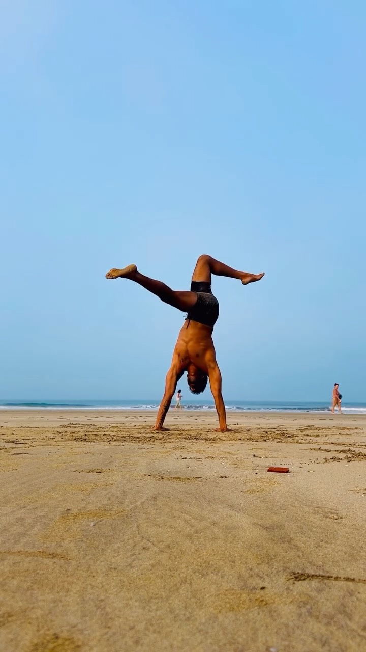Playtime at the beach.
.
It’s been a fun vibe mixing up soft acrobatics with a bit of active flexibility. A nice mix of being groovy and stretchy.
#beachvibes #playful #softacrobatics #beachyoga #groovy