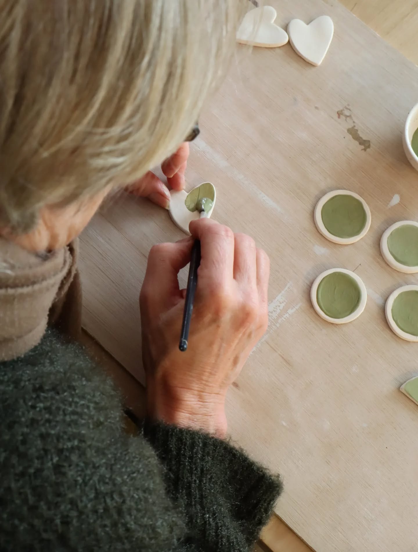 Côté Atelier avec la fabrication de nos bijoux muraux !
.
.
.
#poussiereredesrues #serigraphie #screenprinting #bijouxmuraux #bijoumural