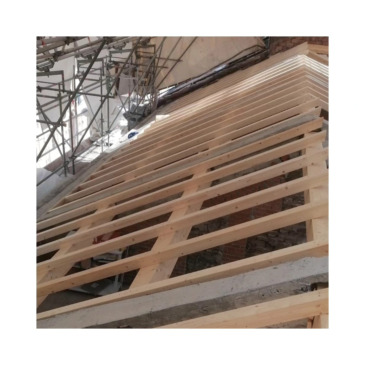 <Tetto in legno>
•
Ieri mattina abbiamo iniziato la posa in opera di questo tetto in legno su un palazzo del centro storico di Parma.
•
•
•
Travi principali e travetti sono in legno di abete lamellare, impregnato trasparente.