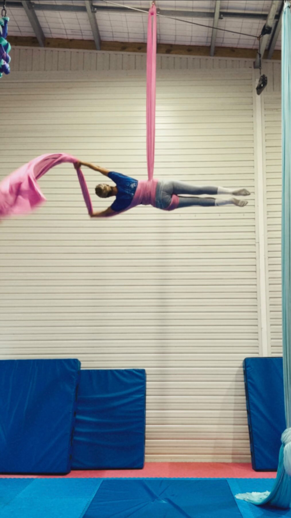 Training diaries: double pencil drop, takes 1 to 5.
Very excited to see some progression already between the very first go, and the fifth. Thank you S&C team - sorry for the flick the first time around 🤣❤️
#aerialpractice #silkspractice
