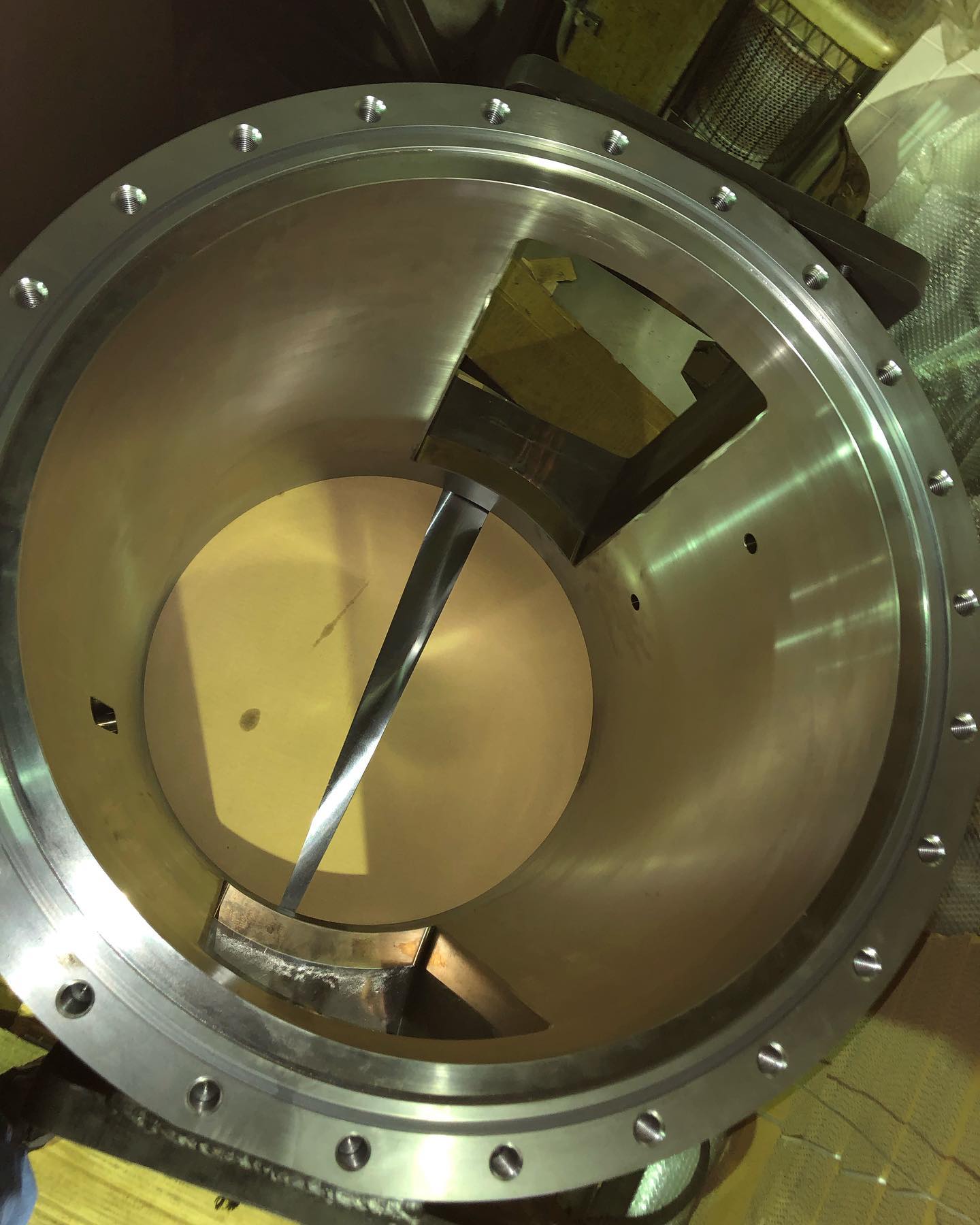 ステンレス製大物ローターと
大物ケースを加工後に、ケース
内径テーパー部、ローターの
羽根の現合加工。
#門型マシニングセンター加工
#ターニング旋盤
#正面旋盤
#サーフェス研磨
#大型ラジアルボール盤
#縦型マシニングセンター
#ステンレス加工
#大物加工
#大物ベース加工
#東大阪ものづくり
#ミニチュア蒸気機関車