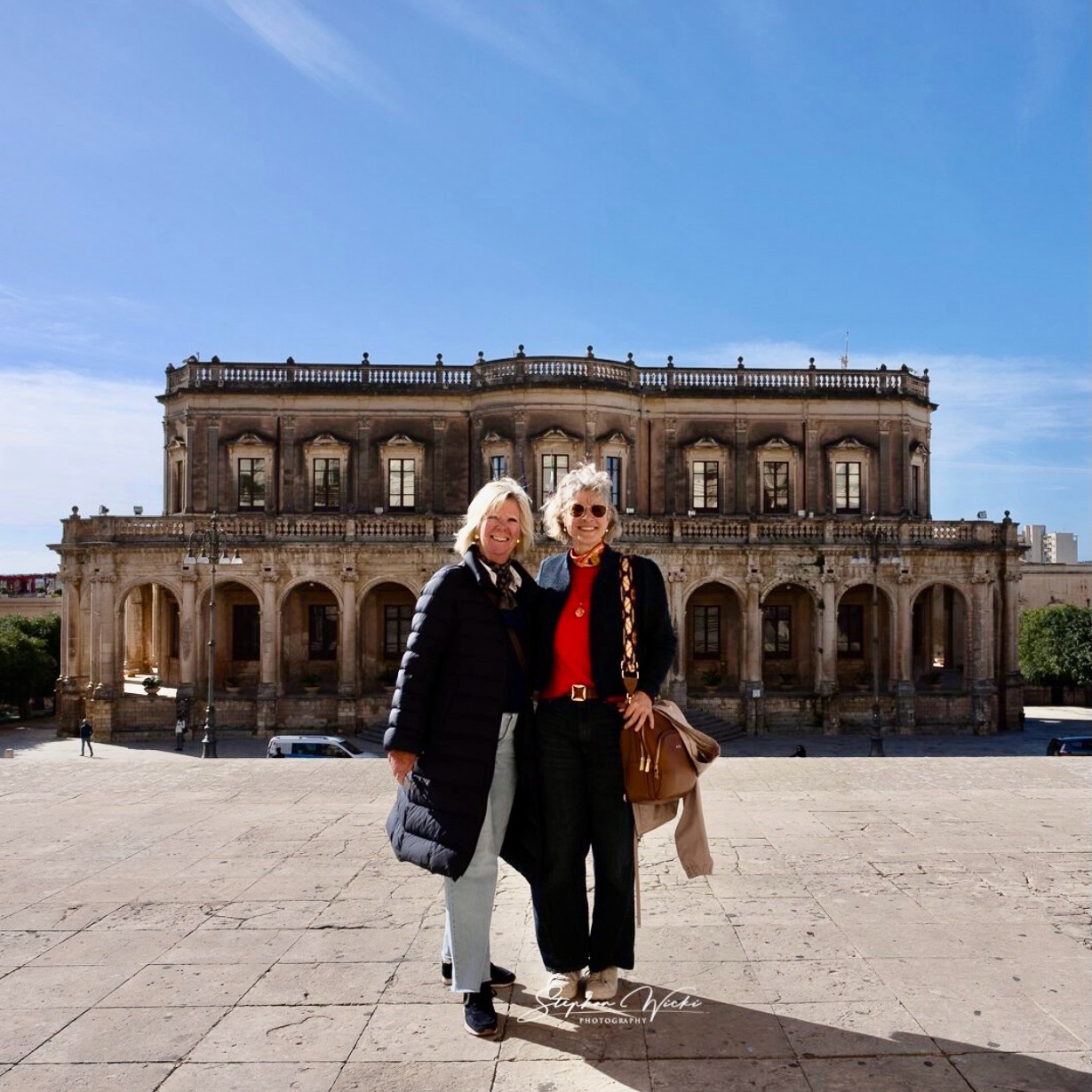 BAROCKES NOTO
Erinnerungen an die letzte Reise in die schöne Barockstadt Noto.
Hinter uns der Palazzo Ducezio, das heutige Rathaus von Noto. Im Inneren befindet sich der prächtige Spiegelsaal, der bis heute für offizielle Anlässe der Stadt genutzt wird. Besonders lohnenswert ist der Aufstieg auf die Dachterrasse. Von dort bietet sich der schönste Blick auf die Kathedrale (vor der wir gerade stehen), vor allem im Abendlicht.
Alle Fotos: Stephan Wicki @foto4u.ch