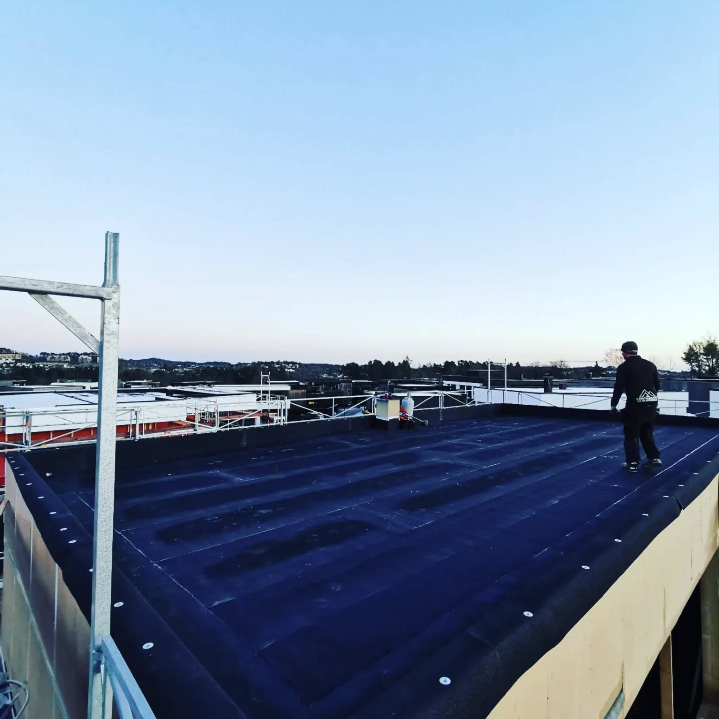 Oppdragene øker så vi styrker bemanningen 💪 Neste mann inn kommer i mai 🙂 Nå tar vi snart helg, og er klare for show på teateret med Halvorsprat🙂🍾