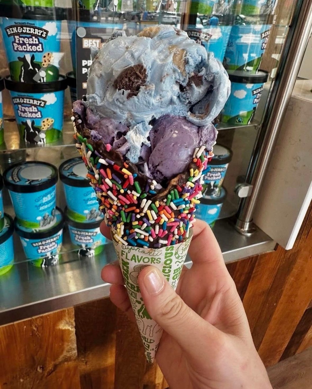Manifesting warm weather vibes this St. Patrick's Day with a colorful cone at @benandjerrysmilwaukee 🍦 ☀️
📸: @onthebeat_onthestreet
