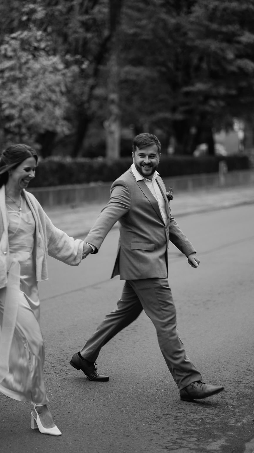 M & W ♥️ Mandlstraße München
Eure Hochzeitsfotos sollen sich nicht gestellt anfühlen – sondern echt, lebendig und genau nach euch?
Wollt ihr auch in 20 Jahren noch spüren, wie sich euer Hochzeitstag angefühlt hat – jedes Lachen, jede Berührung, jeder kleine Moment?
Ich halte eure Geschichte so fest, wie sie wirklich ist: ungekünstelt, emotional und voller Persönlichkeit.
Keine steifen Posen, sondern Erinnerungen, die euch immer wieder zurückbringen.
Wenn ihr euch in solchen Bildern wiederfindet, schreibt mir – ich freue mich, mehr über euch und eure Pläne zu erfahren 💌
#heiraten2026 #hochzeitsfotografiemünchen #bayernhochzeit #münchenhochzeit #weddingphotographymunich
