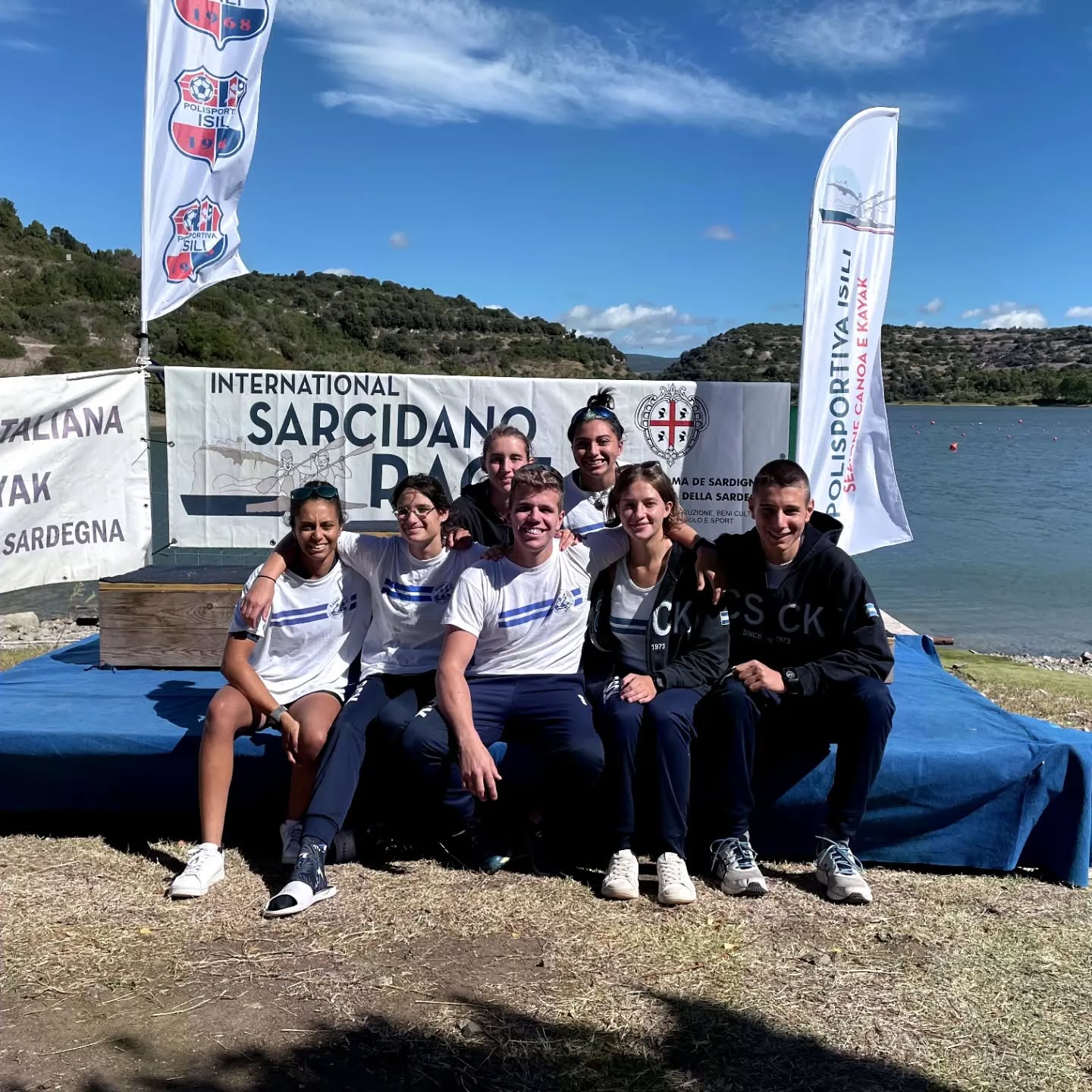 💙💙💙 Con lo scorso weekend si conclude la stagione agonistica per la csck, gli atleti over 14 hanno preso parte all'International Sarcidano Race di Isili. Esperienza molto importante e entusiasmante, gli atleti hanno potuto gareggiare in equipaggio con atleti di varie società e nazionalità, portando a casa alcune medaglie.
Si conclude la stagione anche per gli atleti under 14 che si sono ritrovati a gareggiare a Verbania sulla distanza dei 350m e 1500m un esperienza in più da aggiungere al bagaglio da atleta.
La stagione molto lunga ha portato belle soddisfazioni, con tante gare e la partecipazione agli Olympic Hopes.
Ora testa alla stagione successiva per portare a casa nuovi traguardi.💙💙💙
