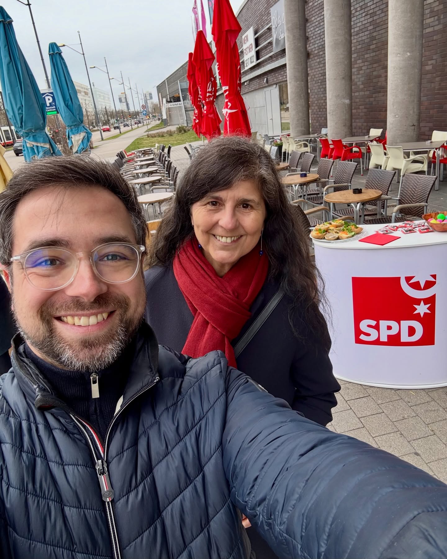 𝗡𝗶𝗰𝗵𝘁 𝗻𝘂𝗿 𝗶𝗺 𝗥𝗮𝘁, 𝘀𝗼𝗻𝗱𝗲𝗿𝗻 𝗺𝗶𝘁𝘁𝗲𝗻 𝗶𝗻 𝗛𝗮𝗹𝗹𝗲-𝗡𝗲𝘂𝘀𝘁𝗮𝗱𝘁
Lange Sitzungen, dicke Vorlagen und viele Entscheidungen am Schreibtisch. So sieht die Arbeit als Stadtrat oft aus. Aber gute Kommunalpolitik entsteht nicht nur im Sitzungssaal.
Deshalb sind meine Kollegin @dr.christinefuhrmann und ich regelmäßig auch draußen unterwegs, heute beim Infostand in Halle-Neustadt. Denn wer Politik für die Menschen machen will, muss vor allem mit ihnen sprechen, zuhören und mitnehmen. Genau dafür sind solche Gespräche vor Ort wichtig.