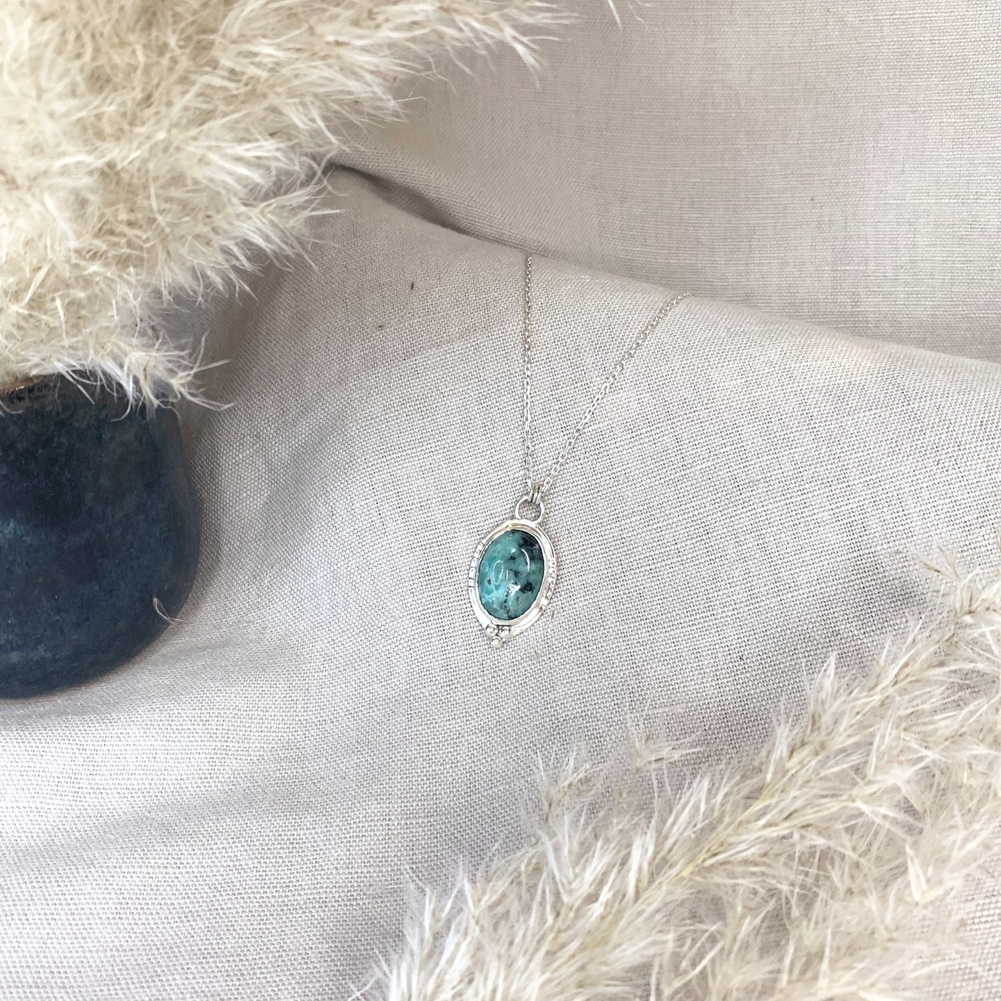 ✨ La Turquoise apporte harmonie et protection, et notre nouveau collier en argent en est le parfait exemple. N'attendez plus pour vous offrir ce bijou unique! #PierreNaturelle #BijouxDeQualité #ÉléganceAuRendezVous #bijoux #faitmain #argent #collier #necklace
