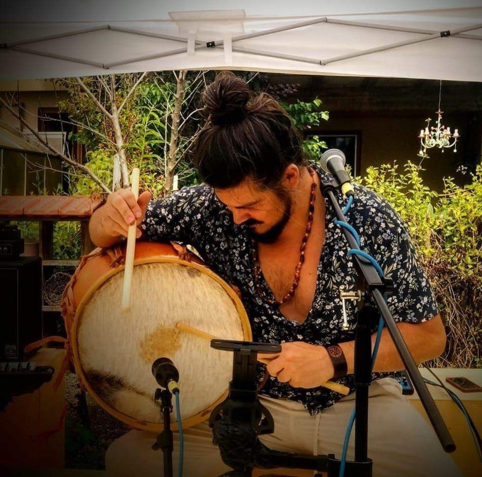 Argentinien ist nicht nur Tango: Franco Garzón und Gregorio Gomez Cantos stammen beide aus Musikerfamilien, welche tief in der argentinischen Volksmusik verwurzelt sind. In Europa tragen sie zur Diffusion der argentinischen Kultur bei und besuchen uns im ¡Che que lomo! zu einem spontanen argentinischen Abend: Gitarre - Bombo - Violine und Gesang. Nicht verpassen!
Sa, 21.3. um 18:30Uhr
Horburgstrasse 74, 4057 Basel
Eintritt frei - Kollekte
#argentina #basel #folklore #chequelomo