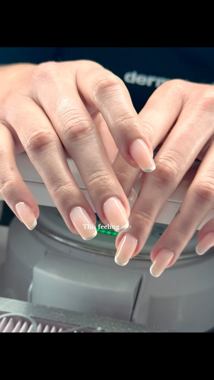 ✨✨Russian manicure prep, full cuticle cleanup, and a clean French finish. Nothing like fresh nails to reset the mood.
#russianmanicuredundas #buildergelnails #frenchtip #dundasontario #dualformnails