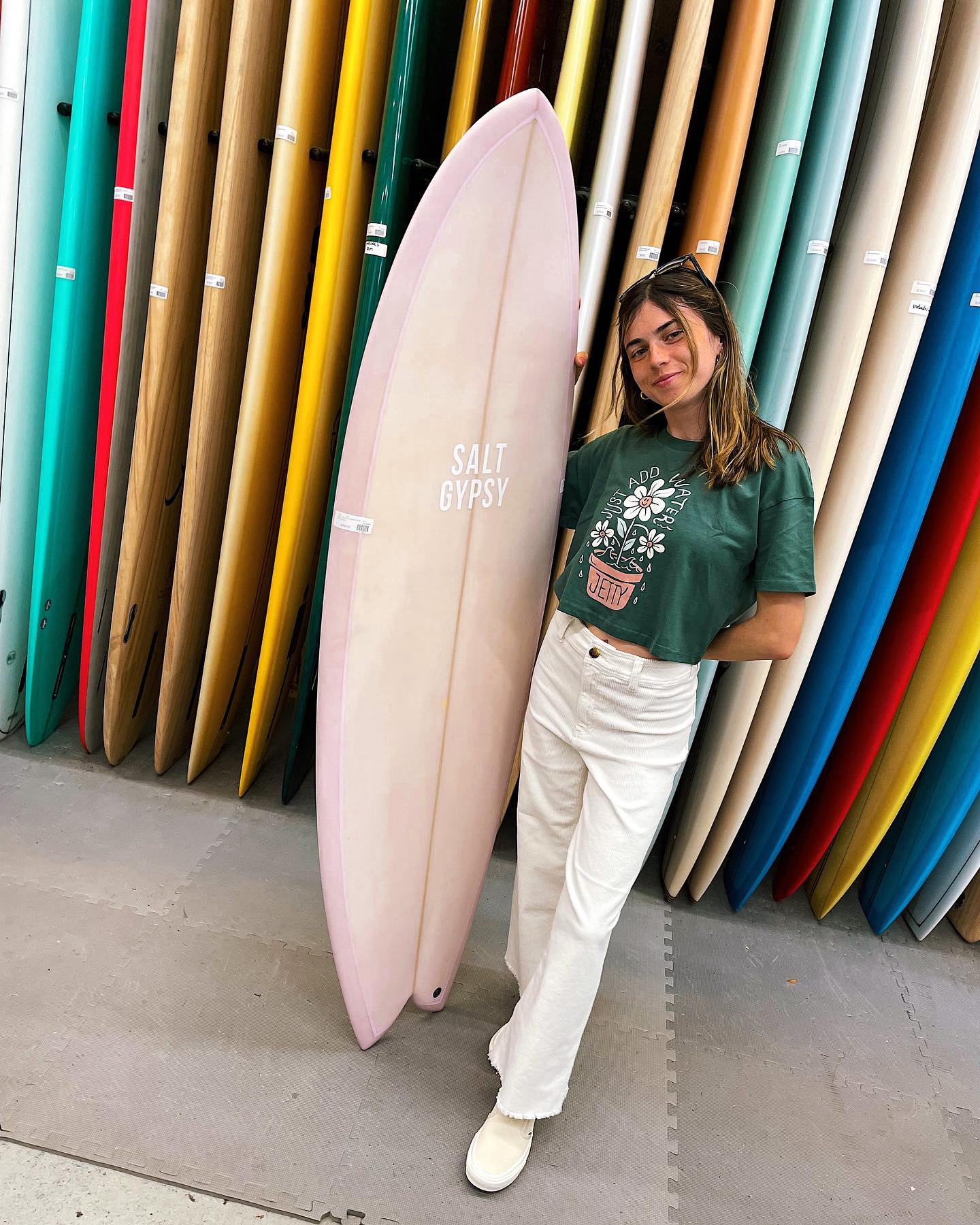 Your local one-stop shop for surf, skate, clothes, sunglasses and more! Bonus points for matching with your surfboard 🌊🏄♀️🏄♂️🏄
•
•all items photographed are available in store!
•#surf #islandsurf #jetty #rvca #billabong #oneill #roxy #vans #shoplocal #middletown #rhodeisland