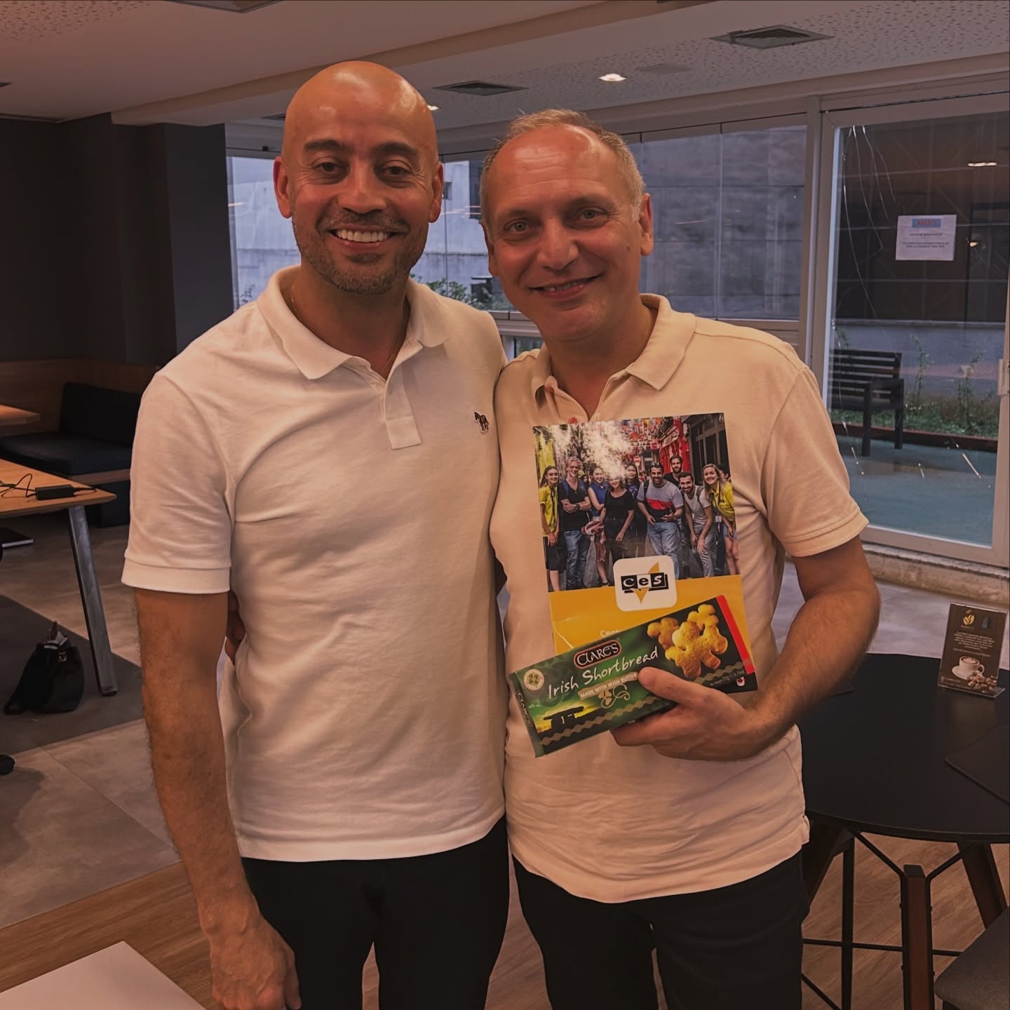 Mais uma visita no Lounge!
Desta vez, Jhon Valencia, diretor regional para a América Latina da Centre of English Studies (CES) reservou parte do sua agenda aqui no Brasil para nos atualizar e estreitar os laços.
A @cesschools tem unidades na Inglaterra 🏴 (Oxford, Worthing, Leeds e Londres), Escócia 🏴 (Edinburgo), Irlanda 🇮🇪 (Cork e Dublin) e também Canadá 🇨🇦 (Vancouver e Toronto) e é uma das nossas parceiras premium aqui do Lounge.
Jhon, obrigado pela visita e por se colocar sempre presente e disponível. Volte sempre! 🌐