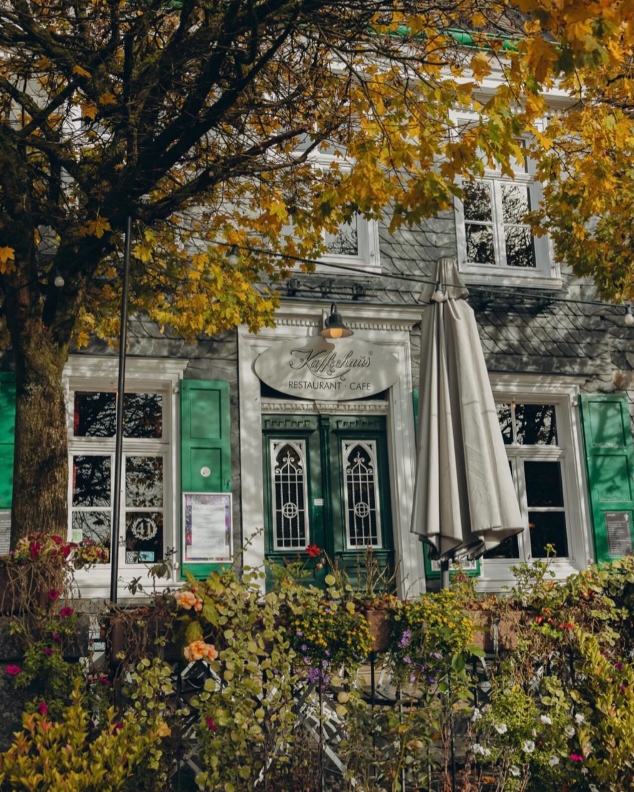 Egal ob Herbst, Frühling oder Sommer – Gräfrath und unser Kaffeehaus sieht einfach immer schön aus. Im Frühling wirkt alles frisch, im Sommer kann man draußen sitzen und die Zeit genießen. Im Herbst wird es ruhiger und gemütlicher. Zu jeder Jahreszeit hat der Ort seinen eigenen Charme und man fühlt sich einfach wohl
#gräfrath #solingen #kaffeehaus