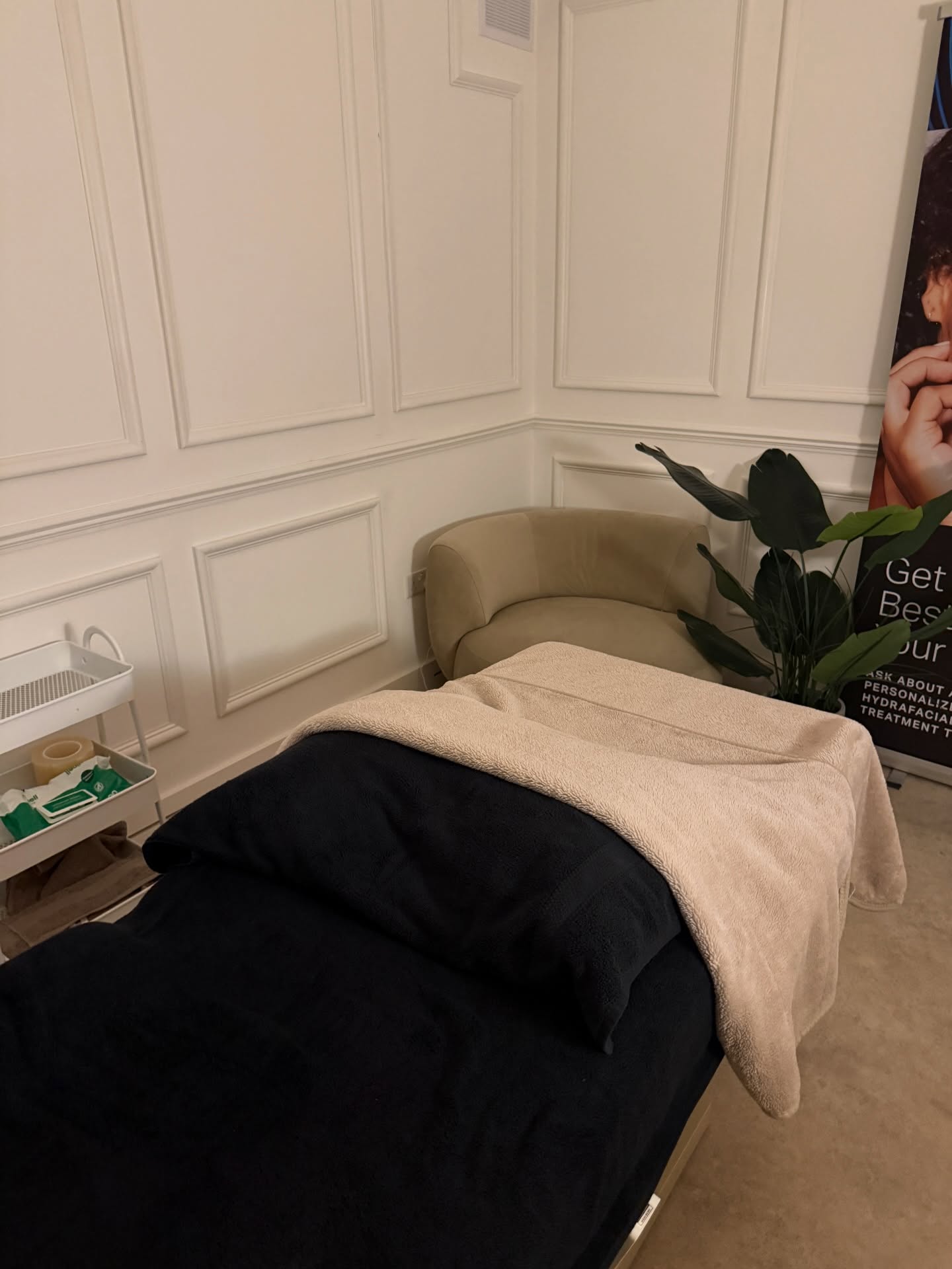 If you’ve been thinking about booking but aren’t quite sure what to expect — here’s what actually happens.
Before your first appointment, I’ll ask you to complete a short health and history form. This isn’t a formality — it’s the foundation of your treatment. I’ll read it properly before you arrive.
When you come in, we’ll spend a few minutes talking. I’ll ask about what you’ve described, what you’ve tried, what’s been happening. I want to understand the pattern, not just the symptom.
The treatment is then built around what I’ve learned from you. Clinical massage, aromatherapy, or a combination — depending on what’s most useful.
Afterwards, I’ll share what I noticed and, if appropriate, suggest how we build on the session. One appointment can be genuinely useful. A series of appointments can shift something.
There’s no pressure to commit to anything. But I’ll always be honest with you about what I think will actually help.
Appointments in Andover, Odiham and London. → www.nuclearwellbeing.com
#clinicalmassage #massagetherapy #massagetherapist #hampshire #london