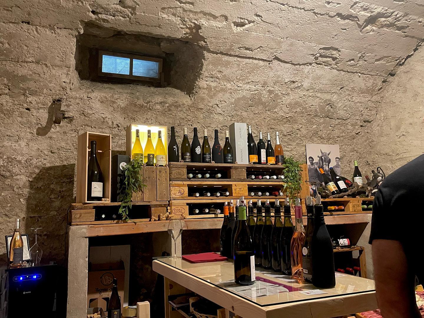 Une cave bien remplie de convivialité 🍷#vins #wine #cave #beaujolaiscru #beaujolaisvillage #beaujolaisnouveaux #beaujolais #chiroubles #degustation #gayvins