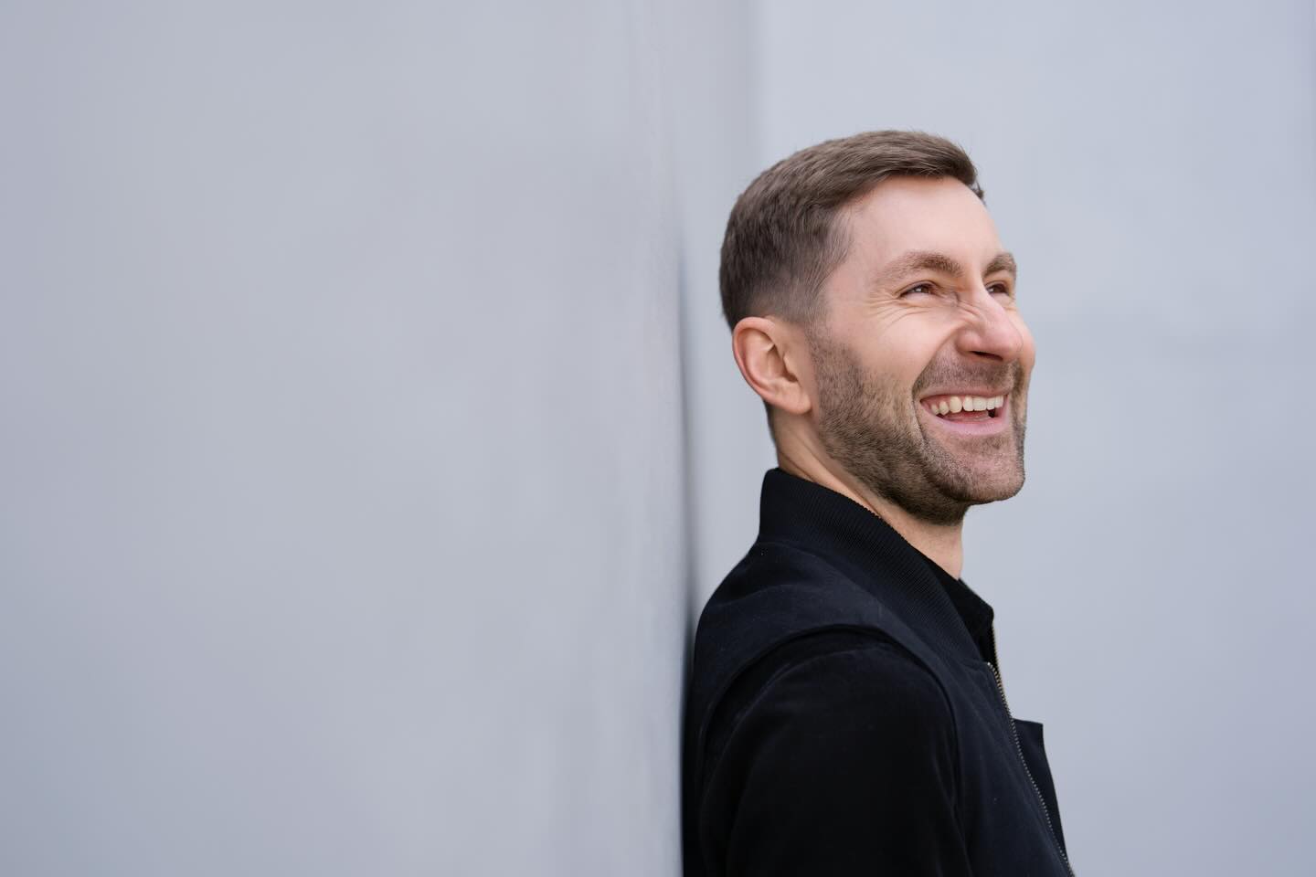 Chris ist Medienenthusiast, Kommunikationsdozent, Digitalforscher und kombiniert praktische Erfahrung mit wissenschaftlicher Expertise( und er hat sogar schon zwei Bücher geschrieben - eins mit @pstawowy zusammen) . Das galt es in Bildern für seine Website zu transportiere: nahbar, professionell und klar in der Wirkung.
Entstanden ist eine Bildserie, die genau diese Verbindung sichtbar macht – zwischen Persönlichkeit, Fachlichkeit und digitalem Zeitgeist. Authentische Portraits, eine reduzierte Bildsprache und moderne Settings sorgen dafür, dass seine Arbeit und Haltung auf den ersten Blick spürbar werden.
So wird aus einem Fotoshooting nicht nur Content, sondern ein stimmiger visueller Auftritt für die eigene Marke. ✨
#personalbranding #businessportrait #websitefotografie #brandingfotografie