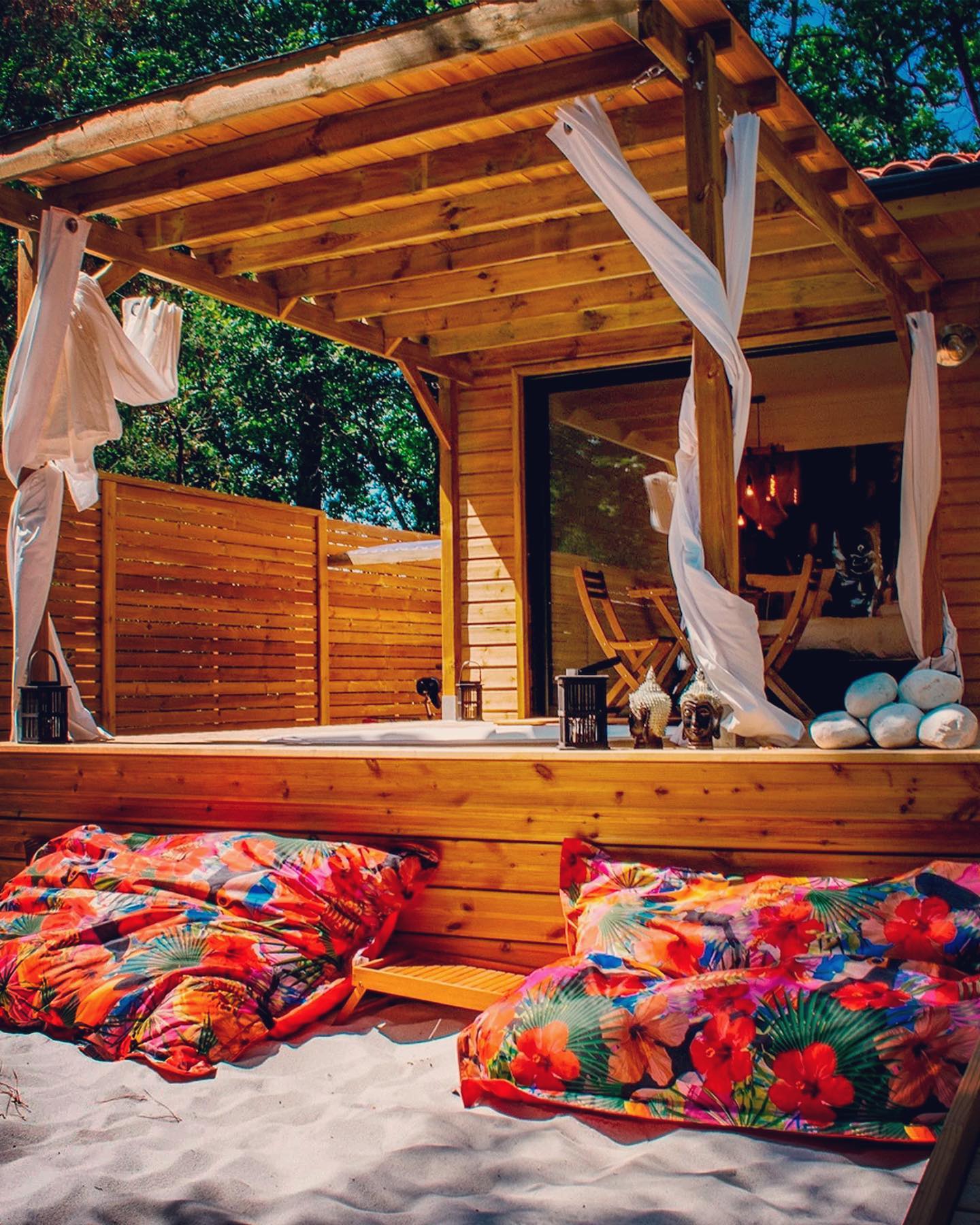 Nichées en bordure d’une forêt privative de 3 hectares, en plein cœur du Bassin d’Arcachon, au sein du parc naturel des landes de Gascogne, les cabanes sur pilotis, avec spa, jardin et services privatifs, vous accueillent dans un environnement arboré et illuminé, pour une parenthèse amoureuse relaxante, voire même dépaysante…
L’Haute en Couleur vous dévoile ainsi 2 cabanes de standing de 30m2 climatisées, équipées chacune d’un lit de 200 x 200 cm, d’une salle de bain, WC privatif, d’un mini-frigo avec boissons fraîches de courtoisie, ainsi que thé et café…
Votre petit-déjeuner, sucré et salé, composé de produits maison ou bien majoritairement locaux et de saison vous sera servi en cabane, ou sur votre terrasse en toute intimité. Et pour une parenthèse complète, l’Haute en couleur vous propose de servir un Champagne Rosé gourmand en cabane.
Vous aurez alors de choix de rester de longues heures cocooné dans votre lodge de luxe ou bien partir à la découverte des environs, à 5 minutes de la plage et du port d’Audenge, et à 30 minutes des plages océanes sans oublier la dune du Pilat, le Cap Ferret à découvrir en voiture, à vélo, ou même à pied…. #dunedupilat #capferret #audenge #cabanesurpilotis #cabanes #maisonhotesdecharme