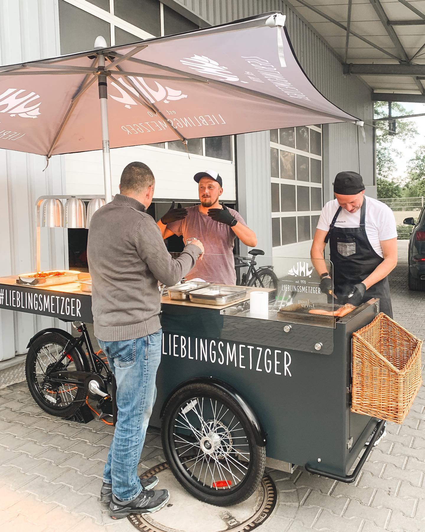 💙 Lieblingsmetzger 💙
🐷 Gestern waren die Lieblingsmetzger mit dem Food Bike unterwegs 🐮
#lieblingsmetzger #uhlfleisch #schallstadt
#liebegehtdurchdenmagen #bbglove #instafood
#freiburg #yummy #foodlogger #handwerk #vommetzger
#fleischesslust #meatlove #naturpur #qualität #bbalovers #BBQ #grillen #onlyfreshmeat #regional #regio #foodbike #partytime #geburtstag #feiern #moodforgoodfood