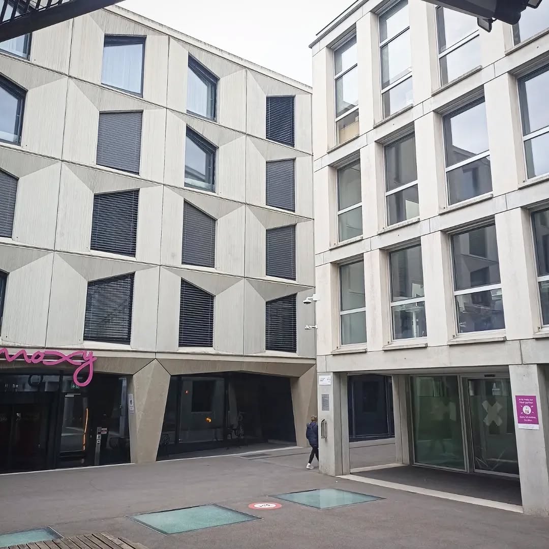 FR_Flon est un quartier ancien de Lausanne, autrefois un centre industriel et le passage du fleuve du même nom. Aujourd'hui, il s'est transformé en un nouveau centre dynamique de la ville, avec une histoire fascinante et des projets architecturaux de qualité. Nos visites guidées vous feront découvrir l'histoire et l'architecture de ce quartier, avec des tours conçus par des architectes locaux expérimentés. Nous parlons plusieurs langues et nous adaptons à vos besoins. N'hésitez pas à nous contacter pour plus de détails sur www.atourslakegeneva.com.
EN_Flon is an old district of Lausanne, once an industrial center and the passage of the river of the same name. Today, it has transformed into a dynamic new hub of the city, with a fascinating history and high-quality architectural projects. Our guided tours will take you through the history and architecture of this neighborhood, featuring towers designed by experienced local architects. We speak multiple languages and tailor our tours to your needs. Feel free to contact us for more details at www.atourslakegeneva.com.
DE_Flon ist ein alter Stadtteil von Lausanne, einst ein Industriezentrum und der Durchgang des gleichnamigen Flusses. Heute hat es sich zu einem dynamischen neuen Zentrum der Stadt entwickelt, mit einer faszinierenden Geschichte und hochwertigen architektonischen Projekten. Unsere geführten Touren führen Sie durch die Geschichte und Architektur dieses Viertels und präsentieren Türme, die von erfahrenen lokalen Architekten entworfen wurden. Wir sprechen mehrere Sprachen und passen unsere Touren an Ihre Bedürfnisse an. Kontaktieren Sie uns gerne für weitere Details unter www.atourslakegeneva.com.
#localarchitecture #lausannetourisme #lausanneflon #mobimoimmo #quartierflonlausanne #quartierflonlausanne #quartierduflon #quartierflonlausanne #moxyhotel #lesmercier #lesjumeauxjazzclub #architectours #architecturelausanne #guidedvisitslausanne #guidingarchitects #guidingarchitectslausanne #architekturführung #lausanne🇨🇭 #villedelausanne #administrationcommunaleflon