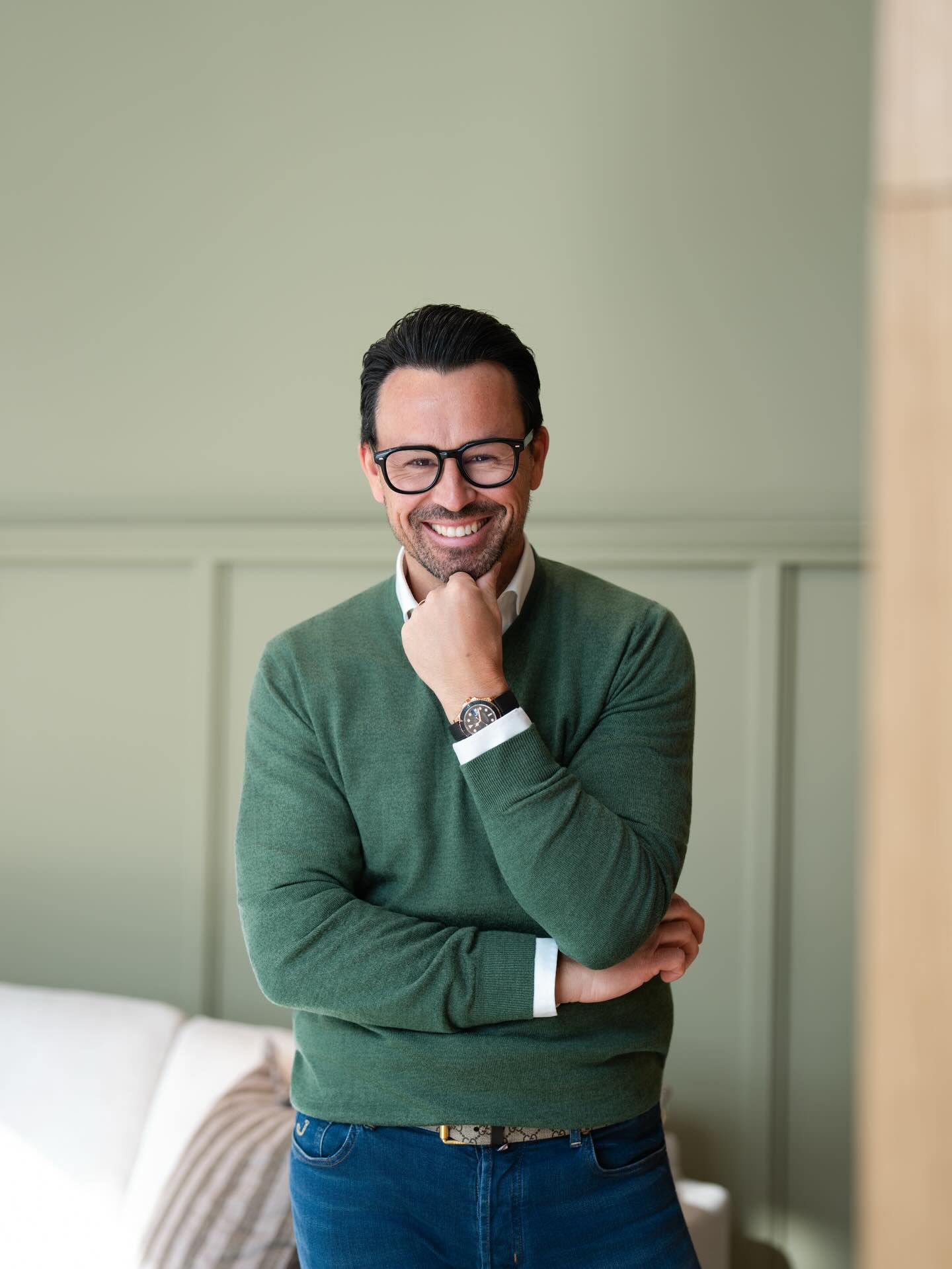 Alle sechs Monate neue Bilder?
Ja! Manfred - einer meiner besten Kunden macht das genau so. Nicht, weil ihm langweilig ist, sondern weil er verstanden hat, wie Wahrnehmung funktioniert.
Gerade in Branchen wie Immobilien entscheidet der erste Eindruck oft in Sekunden. Menschen vertrauen nicht nur auf Zahlen, Referenzen oder Exposés. Sie vertrauen auf Wirkung, Präsenz und Professionalität. Und auf das Gefühl, dass hier jemand weiß, was er tut.
Genau deshalb lassen erfolgreiche Unternehmer ihr Bildmaterial regelmäßig erneuern. Märkte verändern sich. Projekte verändern sich. Menschen entwickeln sich weiter.
Und der Außenauftritt sollte da mithalten.
Wer dauerhaft auf hohem Niveau wahrgenommen werden will, kann nicht jahrelang mit denselben Bildern arbeiten. Sichtbarkeit ist kein einmaliges Projekt. Sie ist ein Prozess.
Wenn du also merkst, dass deine aktuellen Bilder nicht mehr das widerspiegeln, was du heute wirklich verkörperst, dann wird es Zeit für ein Update. Wann sehen wir uns?