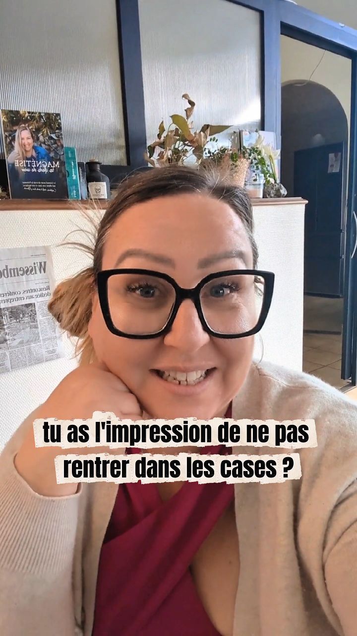 Tu as souvent l’impression de ne pas rentrer dans les cases ? 🧩
Tu as 1000 idées à la minute, un talent fou, mais tu as la sensation de semer sans jamais vraiment récolter. Tu t'épuises à porter le masque de la "bonne élève" pour appliquer les stratégies "copier-coller" qu'on voit partout sur internet.
Mais sur toi, ça bloque.
Et tu sais pourquoi ?
Parce que tu essaies de faire pousser une plante rare dans un jardin standardisé.
Tu essaies de faire rouler une Porsche sur des rails de train.
Ça grince, ça fait mal, et c'est la voie express vers l'épuisement.
Je m'appelle Caro. Ça fait 20 ans que je suis dans les tranchées de l'entrepreneuriat, que je monte et revends des boîtes.
Et j'ai une bonne nouvelle pour toi : tu n'es pas le problème.
Ton manque de résultats n'est pas une fatalité, c'est juste un problème de climat.
Tu connais le phénomène du Superbloom ? Dans la Vallée de la Mort, après des années de sécheresse, il suffit d'une seule pluie intense pour que le désert aride explose de millions de fleurs sauvages.
Tes graines de génie sont là, juste sous la surface.
Elles dorment.
Elles n'attendent plus que le bon orage stratégique pour éclore.
Lundi, on arrête de lutter contre ta nature. Lundi, je déclenche la pluie. ⛈️
J'ai créé l'Immersion SUPERBLOOM 🌸.
5 jours de mentorat en direct et 100% offerts pour arrêter de bricoler, dissiper la brume mentale et architecturer ton business autour de ta singularité.
Commente SuperBloom et je t'envoie le lien en mp