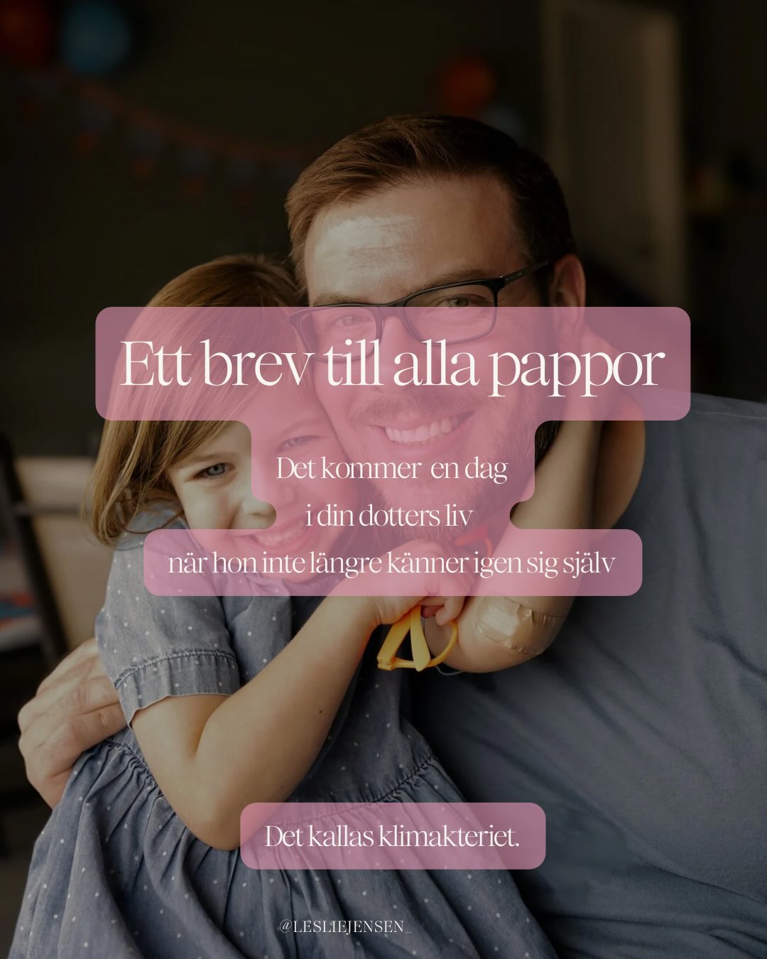 Alla kvinnor i hela världen kommer att gå igenom klimakteriet.
Ändå är kunskapen fortfarande begränsad.
Många kvinnor går i flera år med symtom utan att förstå vad som händer i kroppen.
Men klimakteriet påverkar inte bara kvinnor.
Det påverkar relationer, familjer, arbetsplatser och människorna runt omkring oss.
Efter 23 år som barnmorska och arbete med kvinnohälsa har jag mött många män som verkligen vill stötta kvinnorna i sina liv – men ofta vet man inte riktigt hur.
Jag minns särskilt föräldragrupper under graviditeten.
Många män berättade efteråt att de kände sig lite vid sidan av. Att informationen inte riktigt var anpassad till deras frågor eller det de själva undrade över.
Det har stannat kvar hos mig.
Jag tror att många män vill förstå mer – men inte alltid vet var de ska börja eller vad de ska fråga.
När jag själv fick mina första vallningar pratade min pappa med mig.
Han hade börjat läsa på när min mamma gick igenom klimakteriet.
Det samtalet har betytt mer för mig än han kanske någonsin förstått.🩷
Jag har också haft stöd av min man och mina söner och mina vänner🩷
Och jag vet hur mycket det betyder när omgivningen försöker förstå.
Därför vill jag nu göra något annorlunda.
Jag har skapat en enkät där jag vill höra från män:
Vad vill du veta om klimakteriet?
Vad skulle hjälpa dig att förstå bättre?
Vilken kunskap skulle göra det lättare att stötta kvinnorna i ditt liv?
Är du man – jag skulle verkligen uppskatta om du vill svara.
Är du kvinna – skicka gärna detta vidare till en pappa, partner, son eller vän.
Det är dags att göra klimakteriet till en fråga som angår hela samhället – inte bara kvinnorna som går igenom det.
Känner du en man som borde se detta?
Kommentera MAN så skickar jag länken.
Med värme,
Leslie💕
#klimakteriet