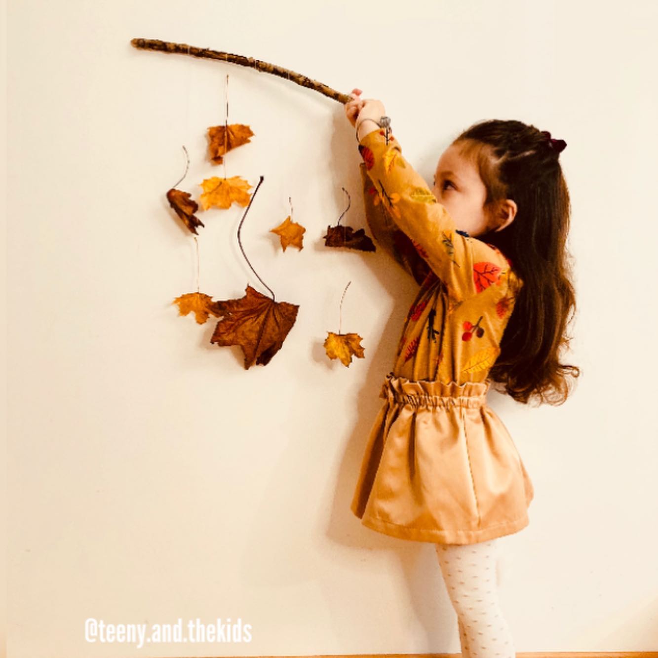 Hello everyone! 🌈
✨ Ever wonder what races through a child’s mind when they pick up a stick? 🪵🌳🗡🐎👑🦄
For this activity, we brought the outdoors indoors and made leaf wands 🪄🍂🧚🏻♀️ (this would make a lovely outdoor activity too!)
You need:
🍁 leaves
🪵 a stick
🧵 light coloured thread
✨ a little bit of pixie dust
💭 and lots of imagination!
I couldn’t resist editing Céleste’s photo so… I’ll be sharing that tomorrow… 😬🧚🏻♀️
(A bit of Mummy’s imagination took over! 👩🏻🎨)
.
Have a great week 💗
.
.
#leafwand #leaf #playandcreatetoday #cameramama #kidsplay #automne #autumnvibes #getcreativewith #calmversation #kidsofthelens #fallcrafts #fallinginlovewithfall #magicofchildhood #clickinmoms #clickcommunity #wildandbravelittles #fantasyreallyhasnolimits #exploretocreate #raisingawildartist #simpleplayforlittles #fallactivitiesforkids #naturelovers #naturecraft #funbudgetplay #bastelzeit #mamancreative #activitéenfant #manualidadesparaniños