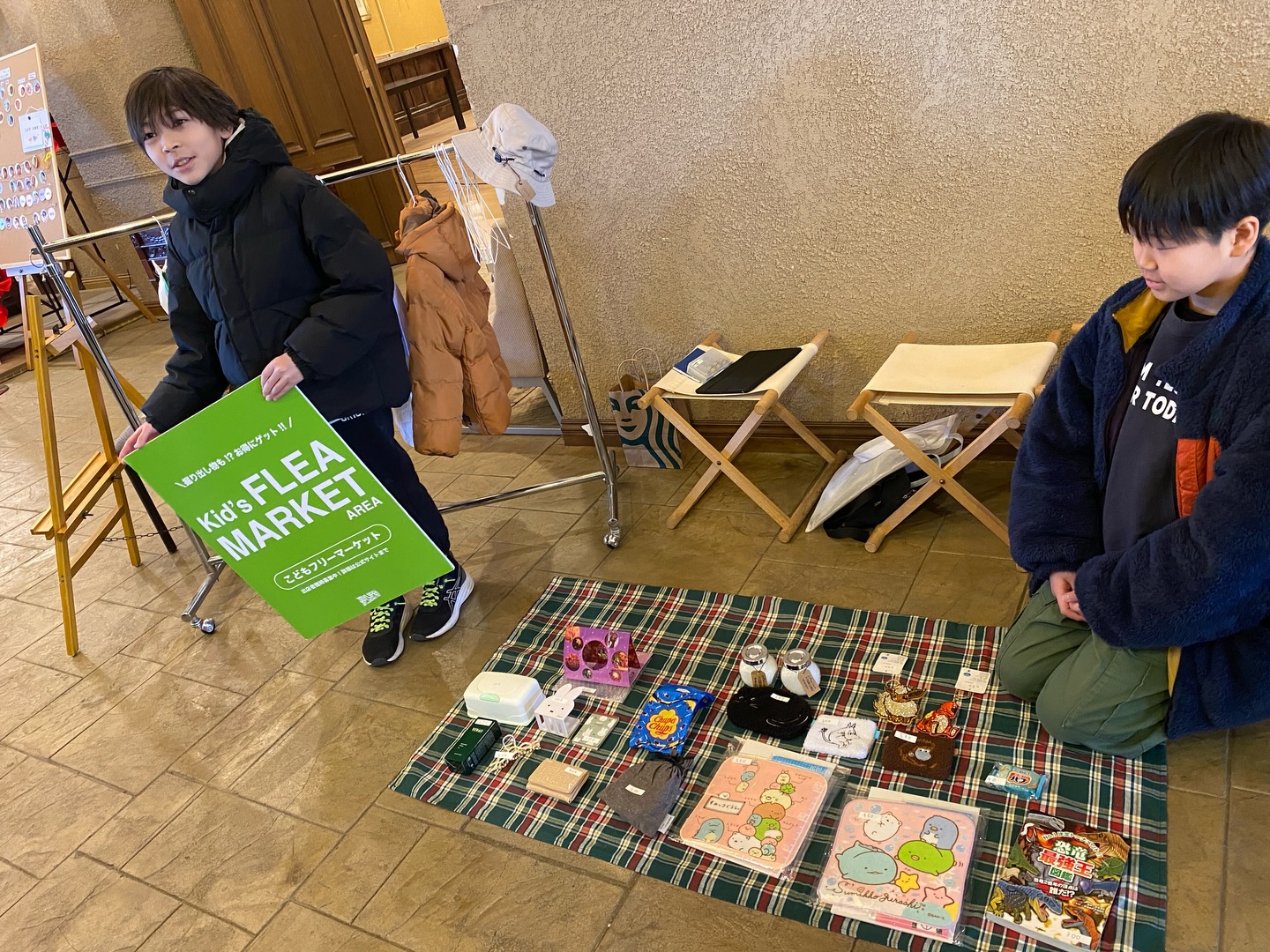 3/8(日)🎁JOYLIFE!!BINGO!!🎁
子どもスタッフや子どもフリマに2人が出店の様子🛍️!
子どもフリマには初めての2人が出店👬
“いらっしゃいませ〜”や“ありがとうございました〜”と言うのがのが恥ずかしくて中々声を出せずにいましたが、
それを見ていたアメカレ生が手伝いにきてくれました💪🏻✨
今いくら売れたか、何個売れたか、売り上げをその都度記入し、嬉しそうに教えてくれましたよ🤭
子どもスタッフは、縁日エリアとボーネルンドでお仕事!!
“お客様が来ている時は楽しいけど、いないタイミングは面白くない!”と言っている子がいました。
お客様が来た時に、また来たい!って楽しんで帰ってもらう為には、この空いた時間の準備・お掃除・片付け・整理整頓、がとても大切なんだよ