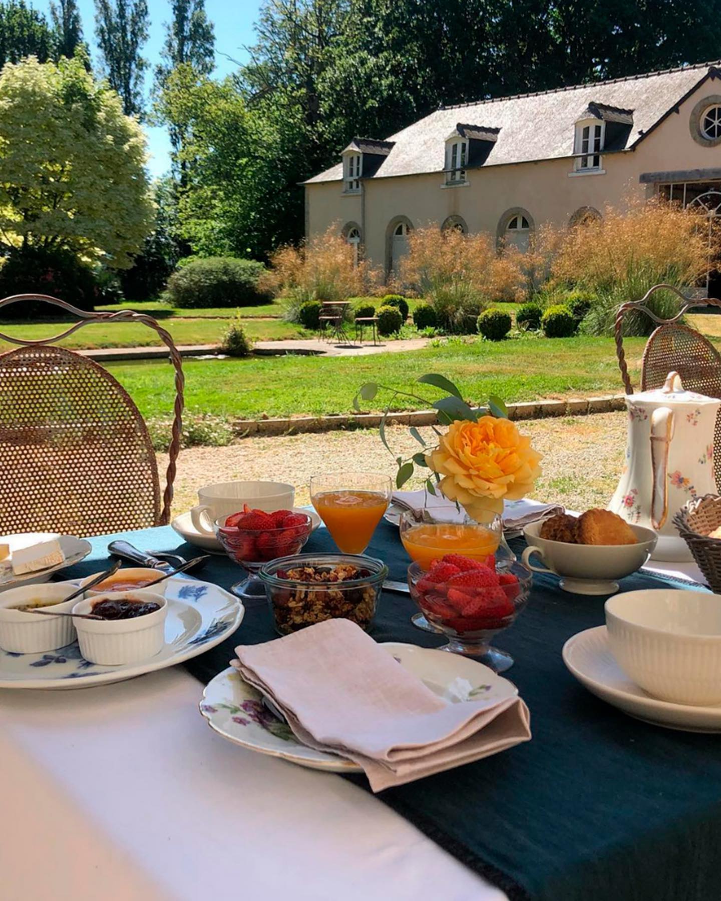 Nos gîtes et nos chambres d'hôtes de charme vous offriront un séjour au calme, pour une escapade d'un week-end ou comme location de vacances, pour vous permettre de découvrir une Bretagne naturelle, authentique et romantique.
🏠Dans cette demeure de charme du XVIII ème nous vous proposons un accueil chaleureux et familial;
Dans le Manoir, nos chambres d'hôtes, élégantes et confortables, reflètent l’âme de cette demeure et l’art de vivre à la campagne. Une maison de famille entre Terre et Mer pour un séjour hors du temps
De l’élégante Chambre de Mademoiselle à la suite majestueuse Un Ange passe, sans oublier la romantique Mignonne Allons voir, la douceur du Jardin d'Adélaïde et la tendre Rose et Céleste, une atmosphère élégante et raffinée donne à ce Manoir quiétude et sérénité.
🥐Votre petit déjeuner sera servi dans le grand salon où boiseries, parquet ancien et pierres authentiques se côtoient avec harmonie.
Dans les dépendances, nos trois gîtes vous accueillent pour des vacances en famille ou entre amis, pour de courts séjours ou de plus longues vacances. Pour votre facilités vos vacances en Bretagne, le linge de maison est fourni et les lits sont faits à votre arrivée.
🥖☕️🍞Hors saison vous pourrez profiter des petits déjeuners gourmands du manoir. L’été nous vous proposons un service « Panier du boulanger ». Vous commandez pain, viennoiserie et nous vous les déposons tous les matins devant votre maison.
De Juin à Septembre, vous pourrez également profiter librement de notre piscine extérieure.
Alors pour découvrir la Bretagne, réservez au manoir.
#maisondhotedecharme #bretagne #vacancesenfrance #saint-brieuc #guernesey #jersey #campagne #plages