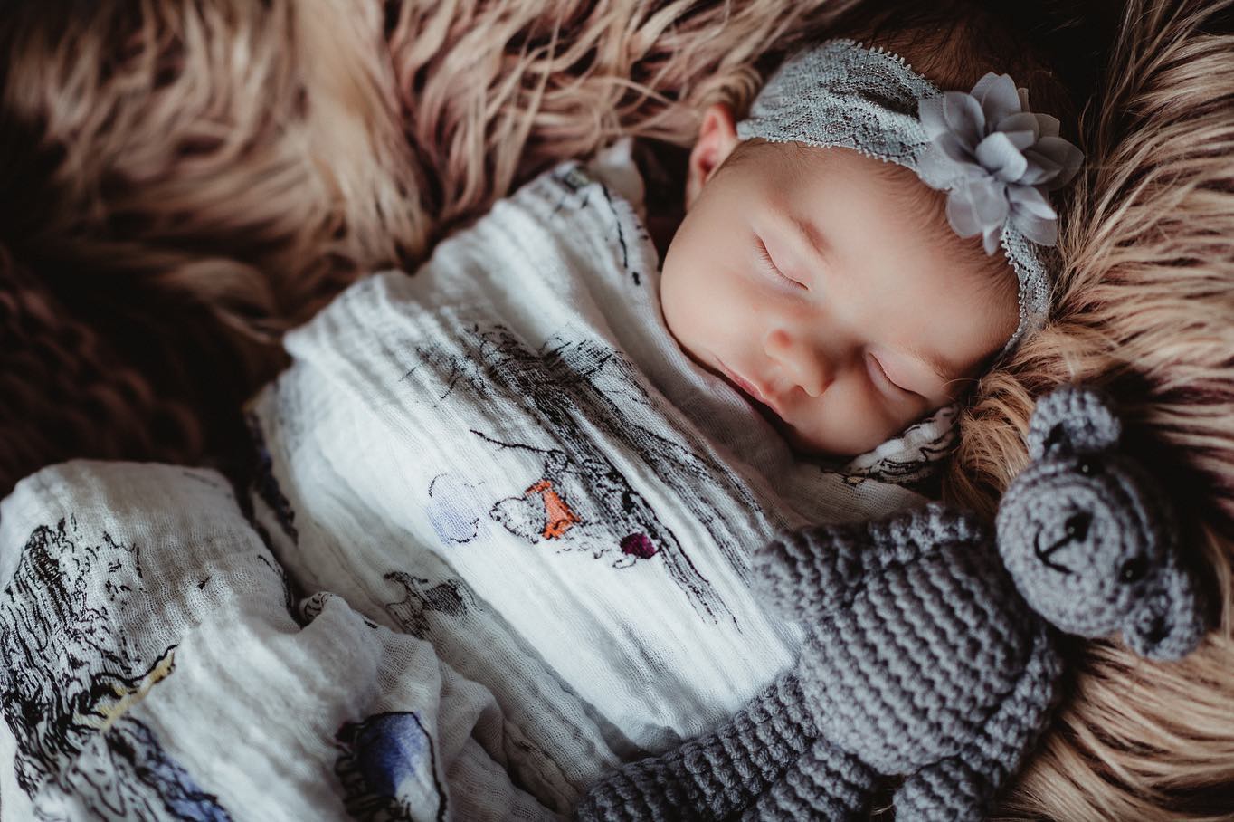 I loved meeting this beautiful baby girl this past weekend! I adore this family! Blessed with 3 daughters ♥️ #rochesternyphotographer #rochesternyfamilyphotographer #newbornsession #lifestylephotography #inhomesession