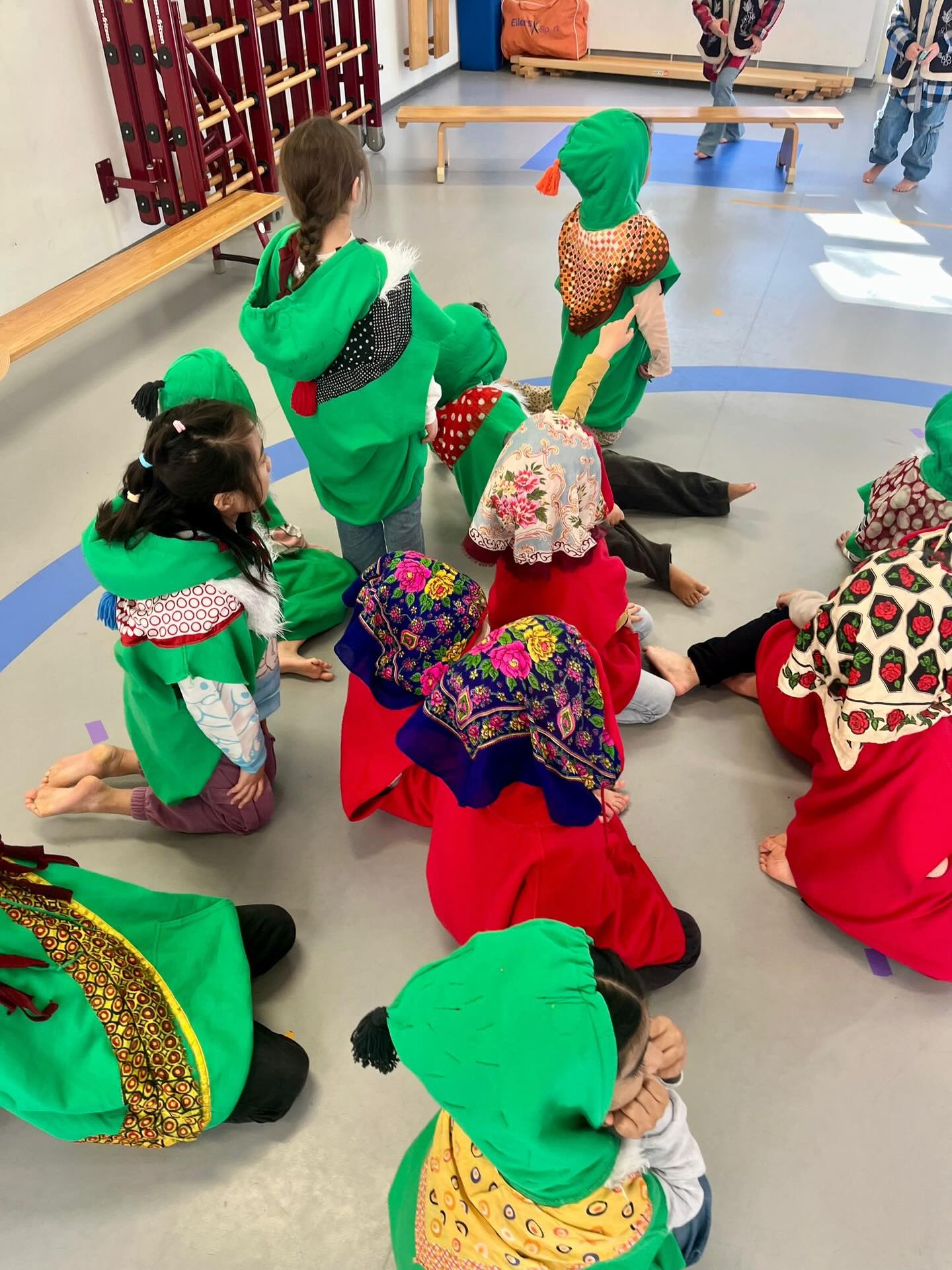 Groep 4 oefent voor de dansvoorstelling Peer Gynt