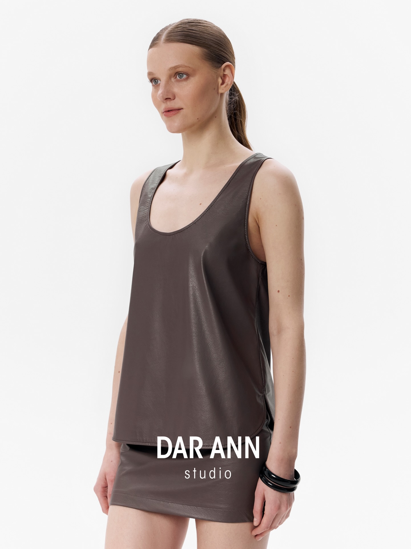 Look 1: PULSE Top & BRIEF Skirt in Brown ⚡
Rich milk chocolate in a premium Italian vegan leather.
Versatile? Yes. Basic? Never.
Shop the new drop at www.darann.com