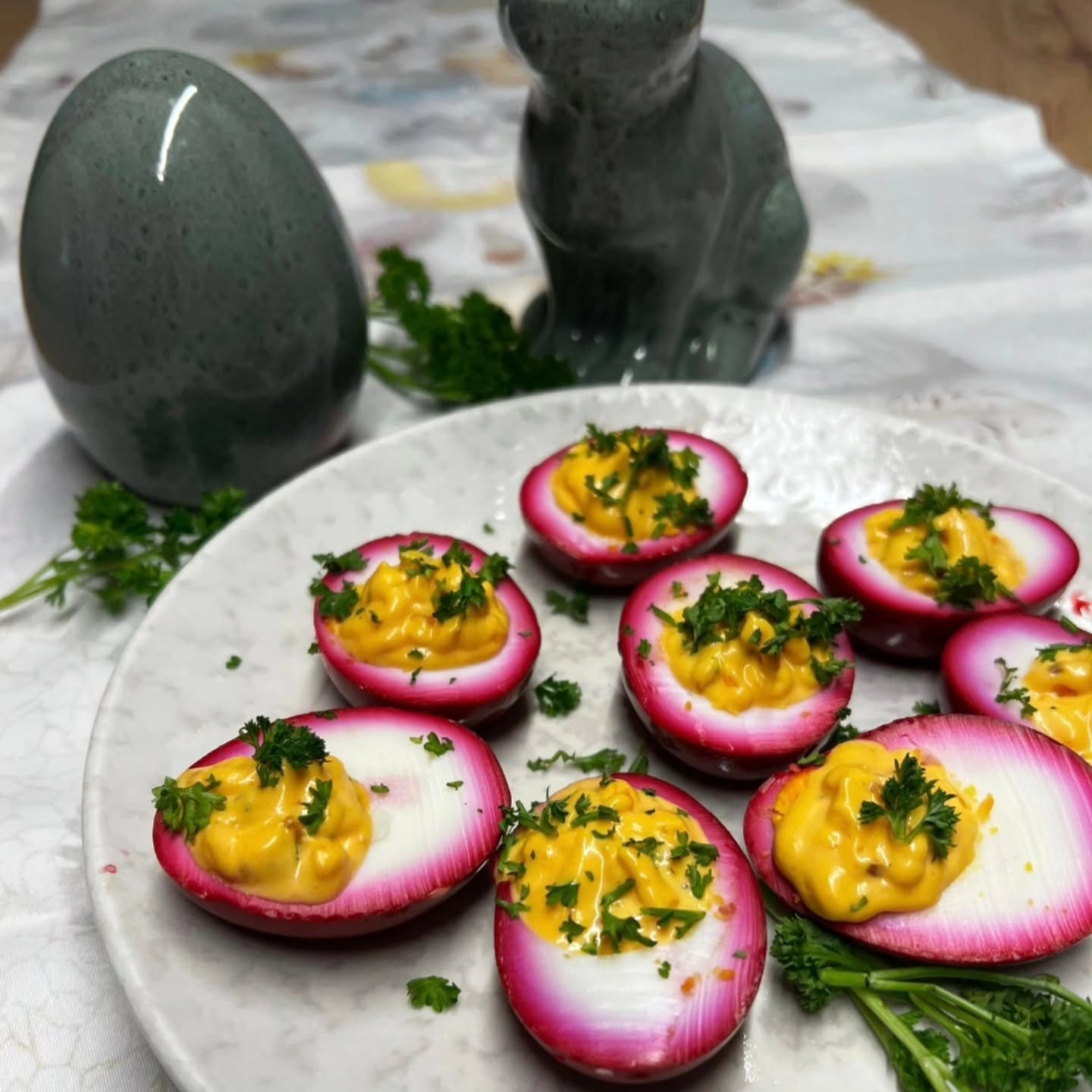 Pink Deviled Eggs – der Hingucker – nicht nur für den Ostertisch
Diese gefärbten Eier sind nicht nur super lecker, sondern auch ein echter Blickfang.
Die pinke Farbe entsteht ganz natürlich durch Rote-Beete-Saft.
Bevor wir in die Küche sind, haben wir noch einen kleinen Stop im Hofladen @hof_sihlhalde eingelegt – frische Eier kaufen, einen Kaffee geniessen und die ländliche Ruhe aufsaugen.
Wer bekommt jetzt auch Lust auf die gefüllten Eier?
Zutaten :
Für die Eier:
4 Eier
330 ml Rote-Beete-Saft
2 EL milder Apfelessig
Für die Füllung:
4-5 EL Mayonnaise
1 EL Sriracha Sauce (oder wer es scharf mag, etwas mehr)
Salz, Pfeffer, Alpen-Chili-Mix
zum Garnieren:
Petersilie, gehackt
Zubereitung:
Zuerst die Eier hart kochen, noch warm schälen und in ein verschliessbares Gefäss mit Rote-Beete-Saft und Apfelessig legen.
Die Eier sollten möglichst ganz bedeckt sein.
Die Eier 4-5 Stunden ziehen lassen (je länger, desto intensiver wird das Pink).
Die Eier halbieren und das Eigelb vorsichtig mit einem kleinen Löffel herausnehmen.
Eigelb mit Mayonnaise und Sriracha Sauce cremig rühren. Dann mit Salz, Pfeffer und Alpen-Chili-Mix abschmecken.
Zum Schluss die Creme in einen Spritzbeutel füllen und damit die Creme zurück in die Eierhälften füllen.
Mit gehackter Petersilie garnieren.
Perfekt für den Osterbrunch oder als festliche Vorspeise.
En Guete !
#thekitchenwitches #ostern #osterbrunch #devilledeggs