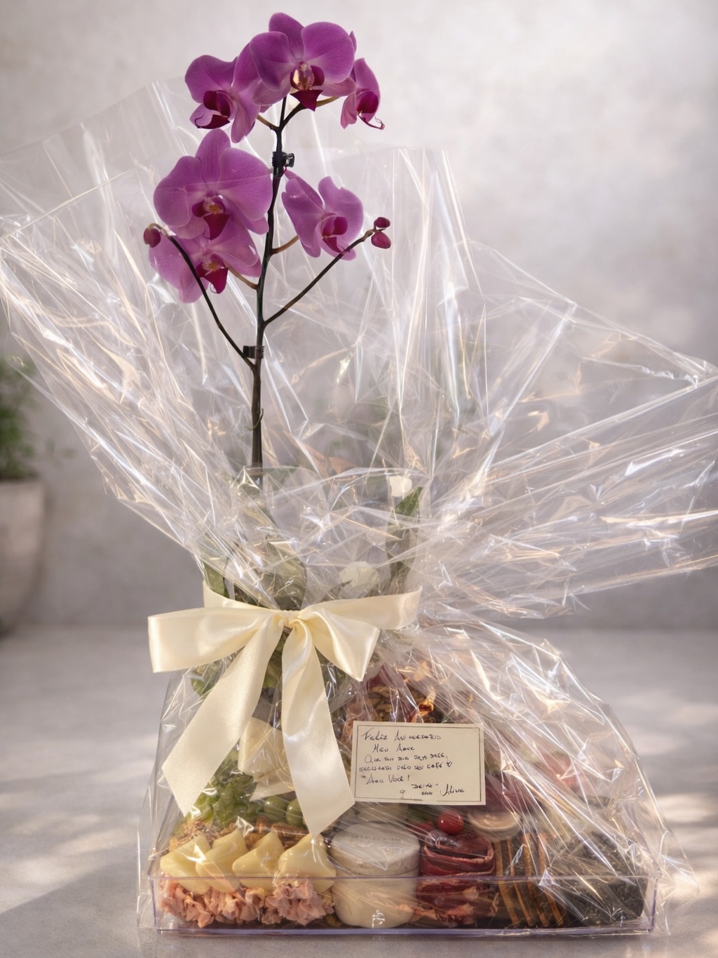 Nosso Mix Gourmet de Café da Manhã foi criado para transformar o início do dia em um momento verdadeiramente especial. ✨
Apresentado em uma bandeja retangular de acrílico, este box combina elegância, delicadeza e uma seleção cuidadosa de sabores que encantam à primeira vista e surpreendem a cada detalhe.
Nesta deliciosa experiência você encontra:
• Vaso de Orquídea Plantada - trazendo um toque natural de charme e sofisticação
• Croissant Recheado (Presunto e Queijo ou Frango com Requeijão)
• Pães do Dia com Potinho de Requeijão Cremoso
• Torradinhas com Potinho de Geleia Francesa St. Dalfour
• Seleção de Queijos: Queijo Prato e Mini Corações de Muçarela
• Seleção de Charcutaria: Salame Gourmet e Presunto Levíssimo
• Waffle acompanhado de potinho doce de sua escolha (Doce de Leite ou Mel ou Nutella)
• Yogurt de Baunilha com Granola e pedacinhos de Morangos
• Frutas Frescas: Morangos, Uvas e Mamão com Granola
• Mix Nuts com Nozes, Castanhas e Frutas Secas
• Mix de Biscoitos Crocantes
• Bombom Ferrero Rocher
• Sachê de Chá Twinings
• Bebida (Suco de Uva Integral Casa São Bento ou Frappuccino Starbucks)
• Flores do Dia - para um toque delicado e encantador
Acompanha também um delicado cartão para sua mensagem especial, tornando o momento ainda mais único.
Finalizado com um elegante laço de fita de cetim, que deixa a apresentação ainda mais charmosa.