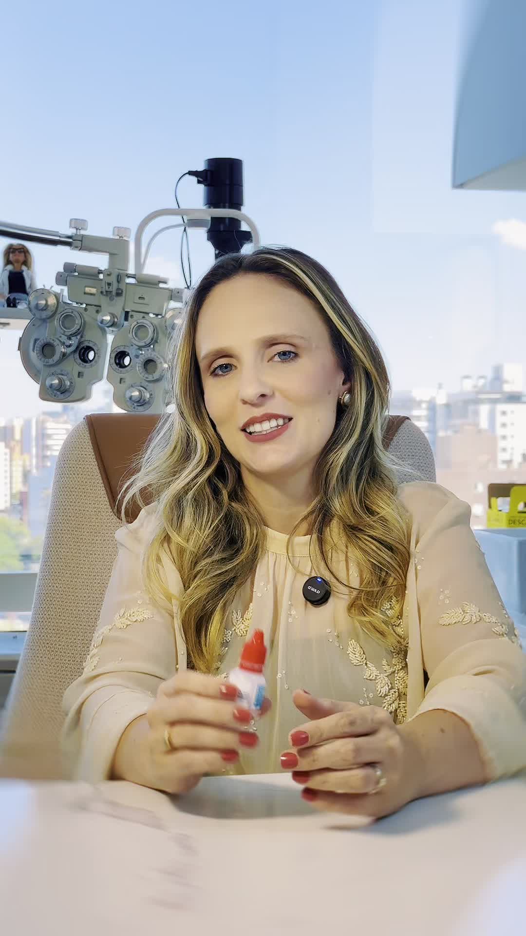 Pingar colírio pode parecer simples para um adulto.
Mas para muitas crianças isso vira um momento de medo, choro e resistência.
O segredo quase nunca está no colírio em si, e sim em como esse momento é conduzido. Com calma, explicação e um pouco de paciência, a criança começa a entender que aquilo faz parte do cuidado com os olhos.
Transformar esse cuidado em um momento mais tranquilo ajuda muito no tratamento e na confiança da criança.
Aqui no consultório, sempre buscamos tornar essa experiência mais leve para os pequenos e para as famílias.
Dra. Juliana Wagner Dada
Referência em Estrabismo adulto e infantil
Especialista em Oftalmologia Pediátrica
CRM39665
RQE35215
#estrabismo #saudeocular #oftalmopediatria