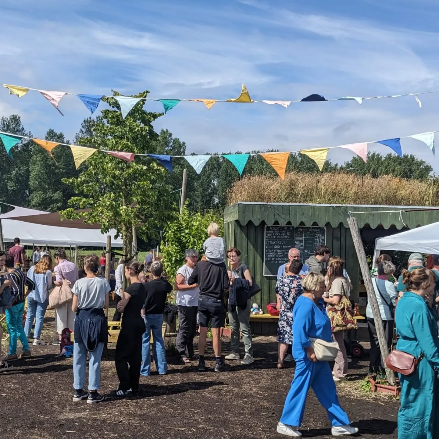 Dankbaar voor de zonnestralen en de warme sfeer op ons veldje ☀️
Dit was ons frambozenfeestje 👌
@boerenerf
@anargist_wildcider
@la_tri_fontoj