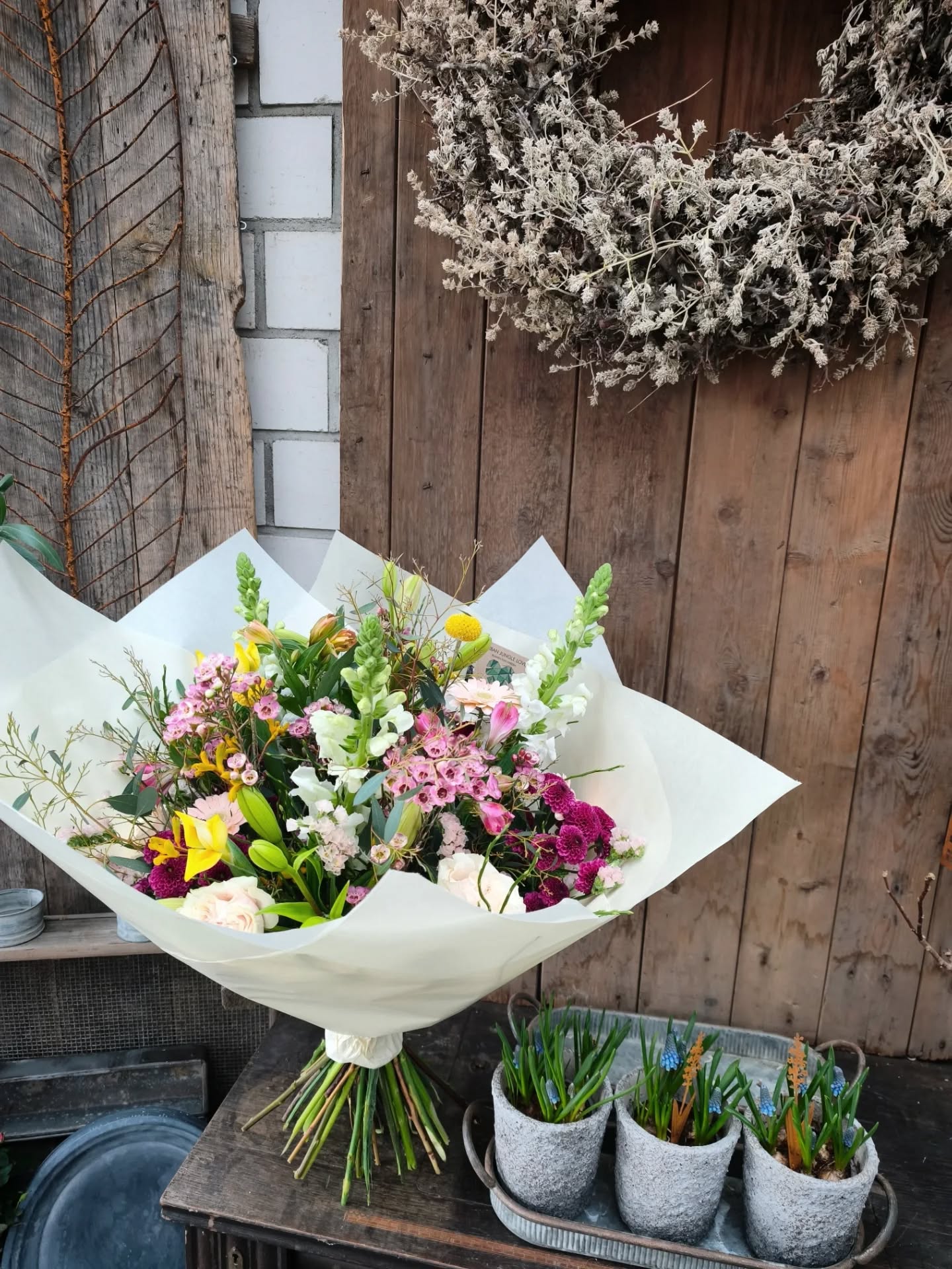 Blumen sind das ultimative ‚Selfcare‘-Investment für die Seele. Man unterschätzt oft, wie viel positive Energie so ein bunter Strauß in einen Raum bringen kann. Er beschenkt uns mit einem Mix aus Farben und Düften, der sofort für gute Laune sorgt.
Ein kleiner Reminder für uns alle: Wir müssen nicht auf einen ganz besonderen Anlass warten, um uns mit Schönem zu umgeben oder die Natur ins Haus zu holen. Der Alltag ist eigentlich Anlass genug, um die kleinen Wunder zu feiern.
#blumenfürdieseele #blumenfürdich #urbanjunglelove #bergischgladbach #blumenvonherzen