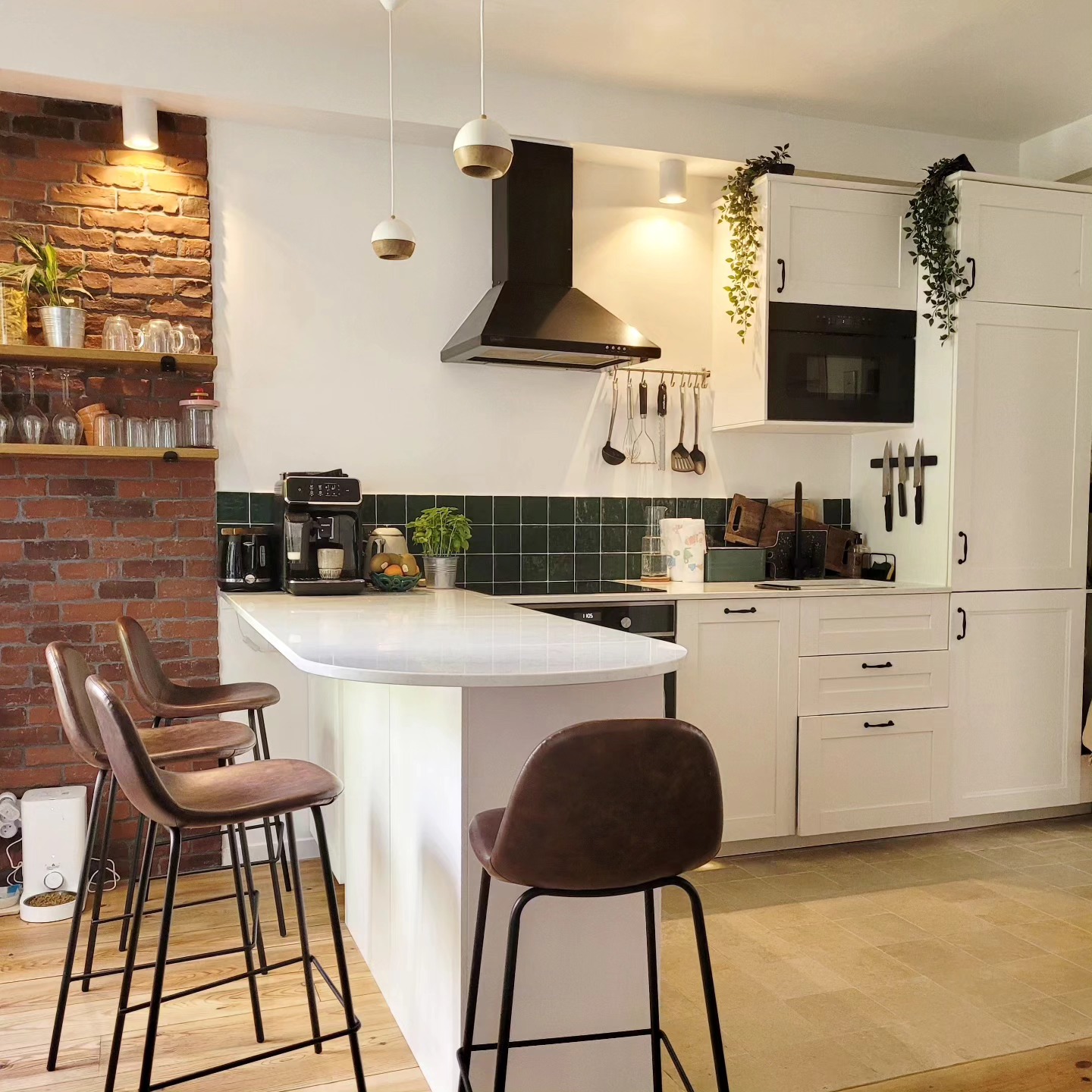 PROJET JOURDAIN
Apres/Avant
Parti pris pour une cuisine blanche associée à du travertin, du zellige, de la briquette et du quartz en plan de travail. Un jeu d'équilibriste entre ancien et moderne et surtout une bonne capacité de projection (voir photo 3😁 )
.
.
.
.
#cuisinedesign#archidesign#interior#parisienne