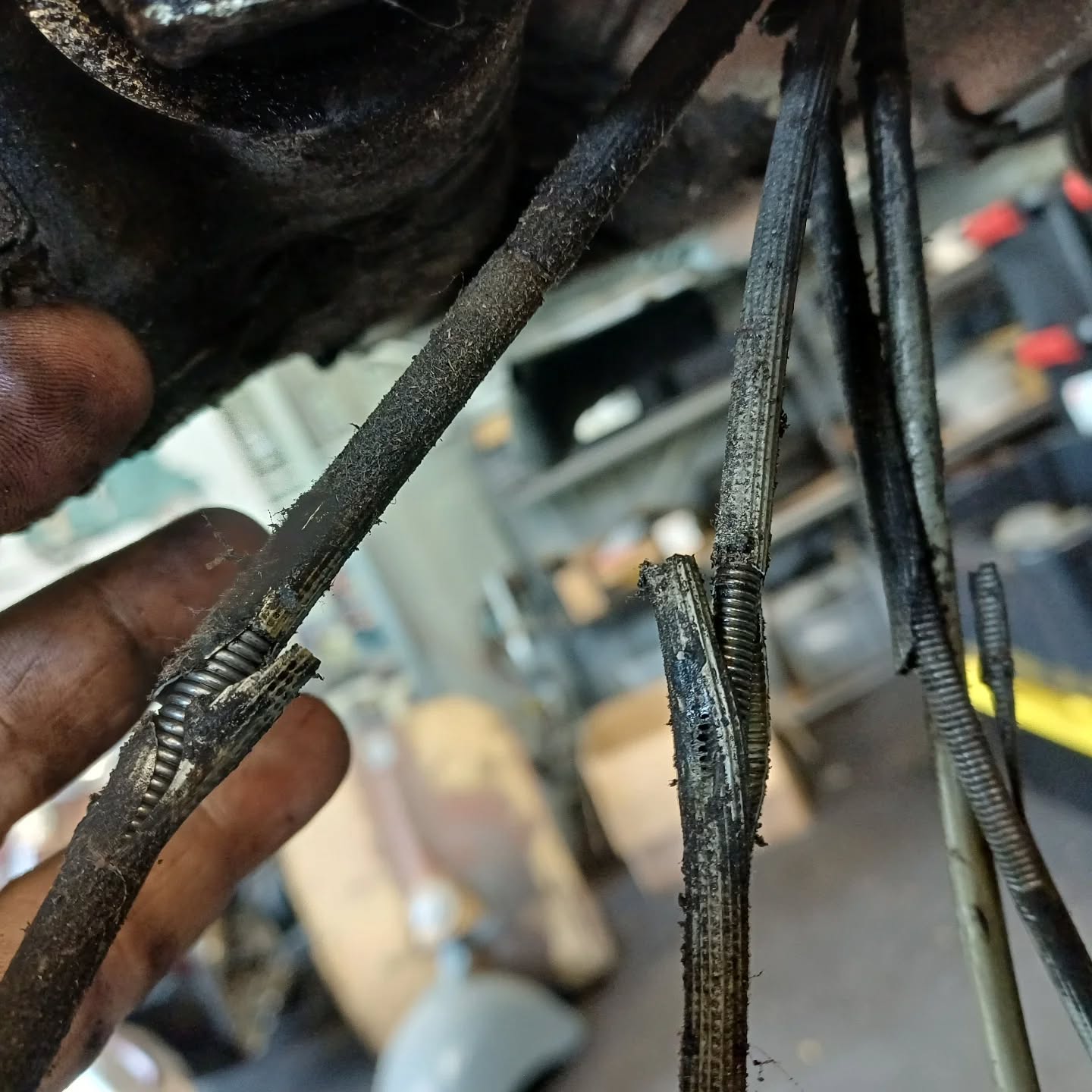 Vespa Resurrection by GN Classics
This Vespa VNB6T came to GNC for a full engine recondition.
Sometimes additional issues crystallise during an assessment of the planned work ahead.
The condition of control cables (inner and outer) is relevant to reliability and safety of your Vespa and i recommend to check their condition.
In this case, the client agreed to fit a complete new cable set, guaranteeing a smooth operation .