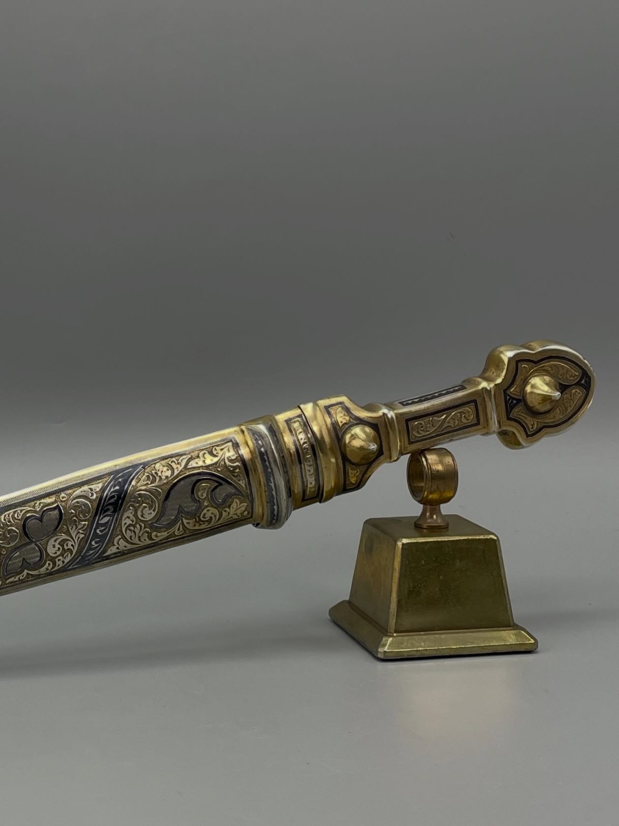 Caucasian #Dagger (Kindjal)
Caucasus, late 19th, early 20th century
Dagger with a straight, double-edged steel blade featuring a central fuller, flat section, and a finely tapered point.
The hilt and scabbard are made of nielloed silver, richly decorated with floral motifs and stylized scrollwork in the tradition of Caucasian metalwork. Certain areas are enhanced with gilding, creating an elegant contrast with the dark niello decoration.
The handle has metal grip plates ending in a characteristic pommel, also adorned with engraved and nielloed motifs.
The silver scabbard displays the same ornamental decoration along its entire length, with finely worked throat and chape. #antiques #homedecor #collection #antiquedealer