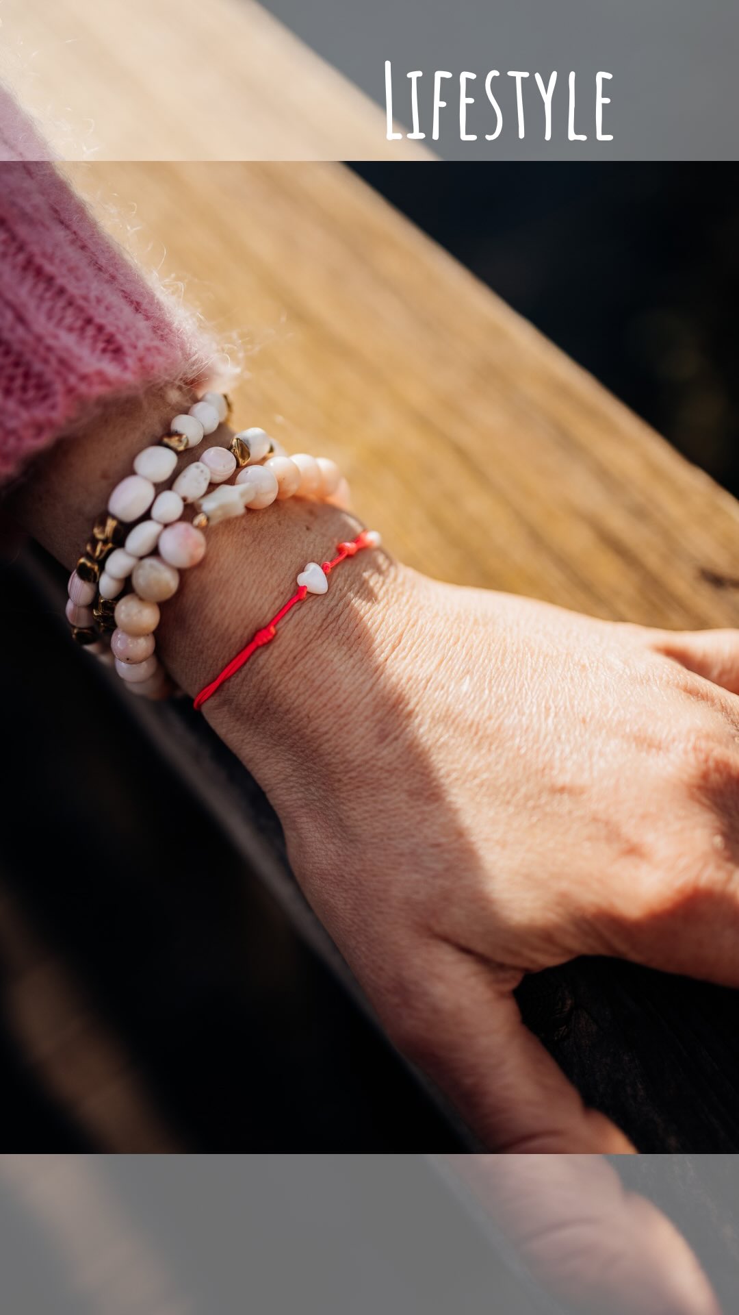 🦸♀️Comme une super héroïne!! « Artisane woman »🤣
Dans une même journée, je peux passer de l’accueil en boutique, aux échanges avec vous, aux conseils, au tournage de rush et réels, à l’atelier, les mains dans le bronze, les outils, la poussière, le feu, là où les bijoux prennent vie.
Deux univers qui se répondent.
Deux rythmes différents.
Mais toujours la même intention : créer pour vous.
C’est aussi ça la vie d’artisane :
accueillir, imaginer, fabriquer, ajuster, recommencer…
et voir ensuite les bijoux trouver leur place autour de votre cou ou à votre doigt.
Et j’avoue… j’aime autant ces deux moments ❤️
💬 Et vous, vous préférez me voir en boutique ou à l’atelier ? Tenue 1 ou 2? 🤪
#creatricebijoux#artisanebijoutiere#bijouxfaitsmain#femmeactive#paumaville64