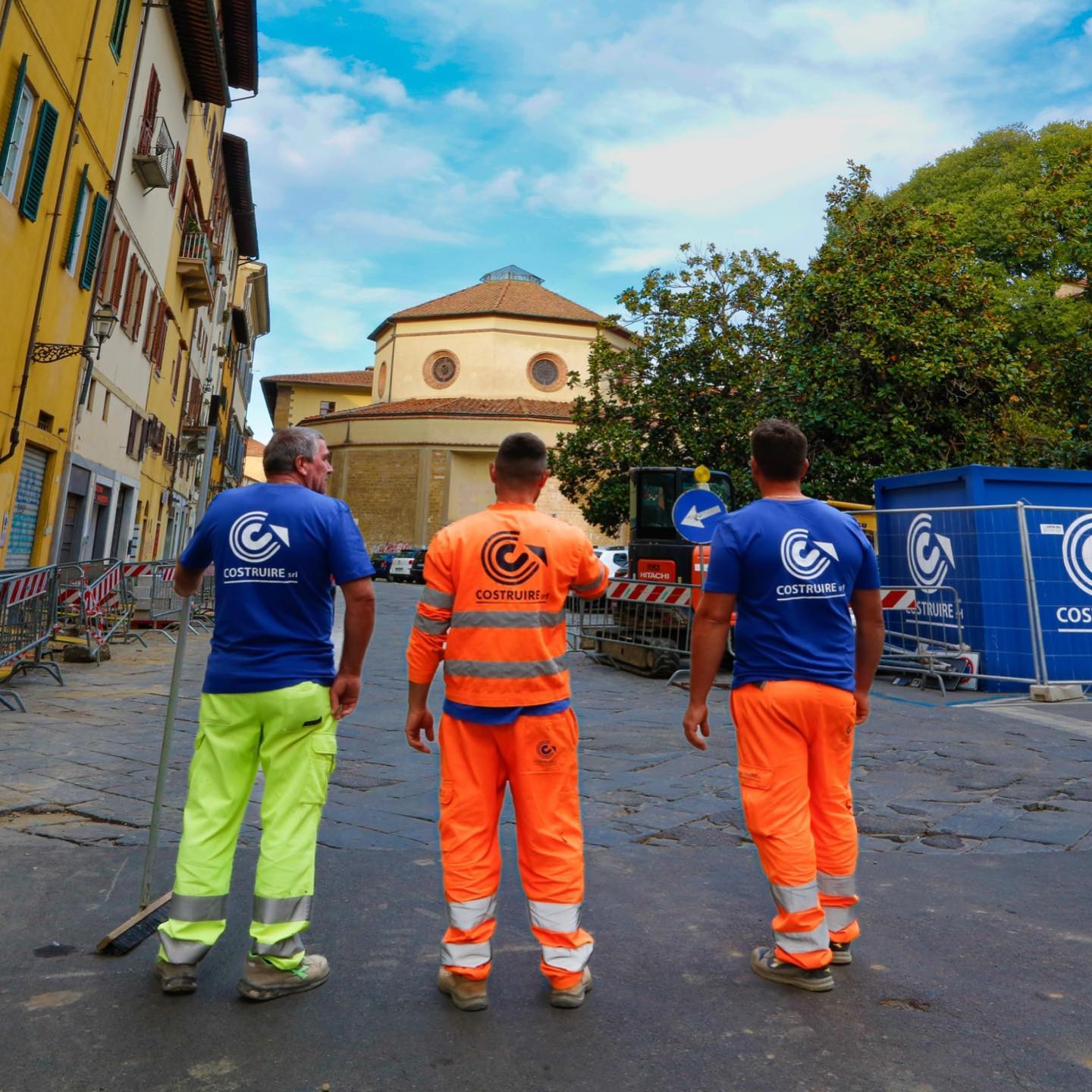 Uno staff formato da tecnici specializzati che negli anni hanno affinato le loro competenze in diversi settori:
professionisti affiancati da squadre di operai altamente specializzate, figure formate in materia di sicurezza che hanno frequentato corsi per addetti al primo soccorso, antincendio ed emergenze, funzione di Preposto, macchine movimento terra, anche lavorazioni in ambienti di tipo confinato, ponteggisti, operatori su piattaforme aeree, esecuzione di pali trivellati, realizzazione segnaletica stradale.