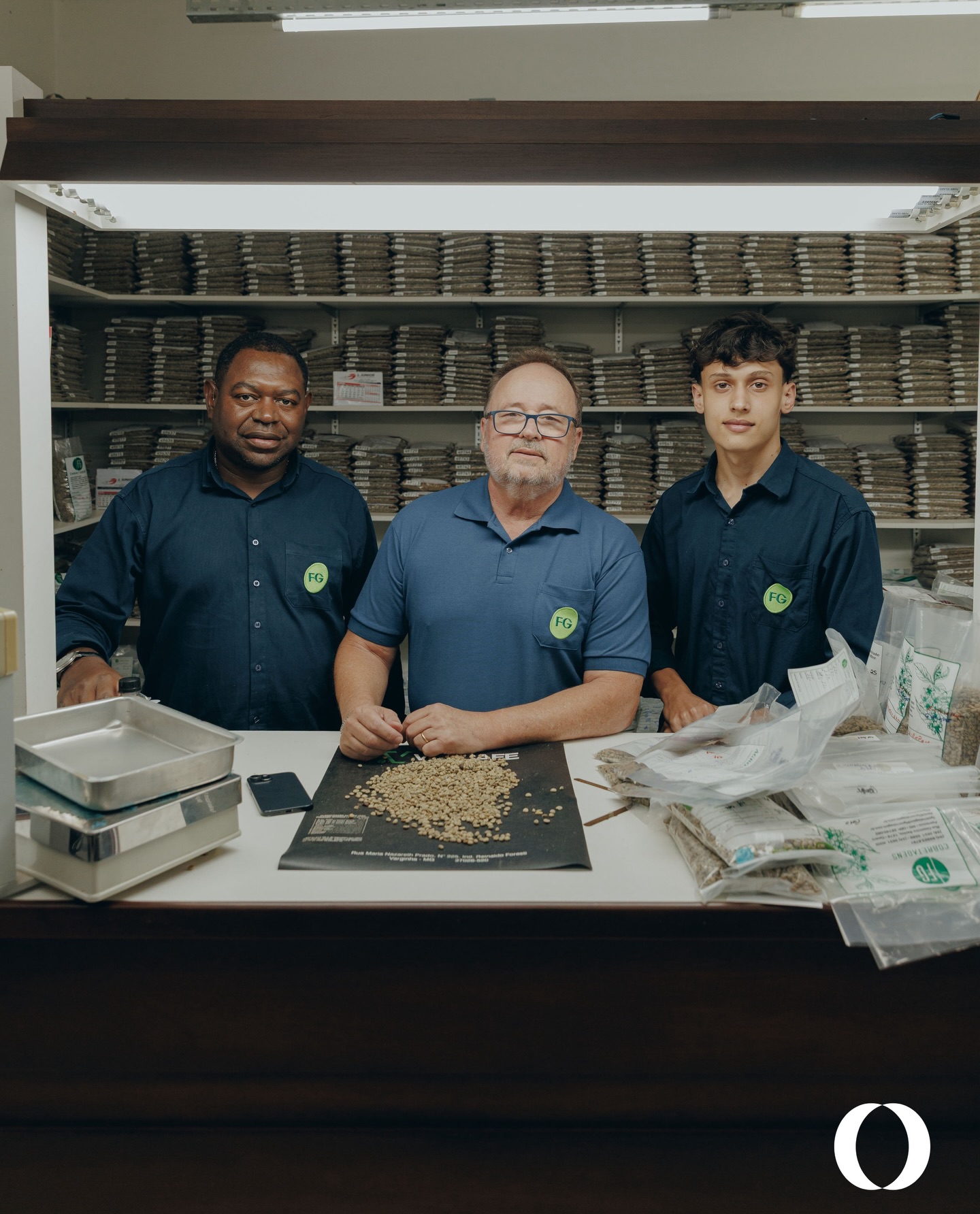 Guardiões dos Negócios: “Como a Figura do Corretor de Café se Tornou Pilar do Desenvolvimento em Patrocínio” - ☕️📚💭
No coração do Cerrado Mineiro, onde o horizonte infinito encontra fileiras de pés de café, há uma figura essencial: o corretor. Ele não planta, não colhe, não torra, mas é a ponte entre o campo e o mercado mundial. Em Patrocínio, maior produtor de café do país, essa função nasceu com a própria história de pujança do município.
A atividade emergiu com a explosão cafeeira no final dos anos 1970. Patrocínio viveu uma corrida do ouro verde. Famílias migravam, a produção ganhou escala e surgiu a necessidade do corretor. Os cafeicultores, ocupados em domar o cerrado, não tinham contatos para vender às indústrias de Santos ou São Paulo. Os compradores precisavam de alguém de confiança que conhecesse a qualidade local.
Assim surgiram os primeiros corretores informais. Com pasta de couro e caderno, visitavam fazendas em estradas de terra. O negócio era fechado no aperto de mão. A palavra era a principal ferramenta. Conheciam as famílias, as dificuldades da colheita e as exigências dos compradores. Eram comerciantes importantes: vendiam café, ajudavam a encontrar maquinário e resolviam problemas logísticos. O corretor dava segurança ao produtor em mercado volátil e garantia qualidade ao comprador. A confiança, mais que o contrato, era a moeda corrente.
Nas décadas de 1990, o corretor deixou de ser apenas intermediário para se tornar consultor, acompanhando tendências de mercado, cotações internacionais e nuances da qualidade da bebida.
Hoje, ao ostentar o título de maior produtor de café do Brasil, Patrocínio carrega no DNA a marca desses primeiros corretores. Eles foram os arquitetos invisíveis do comércio local, transformando abundância em riqueza circulante.
Em cada negociação bem-sucedida, ecoa o trabalho daqueles primeiros homens de pasta e aperto de mão, que viram no cerrado árido uma promessa e fizeram dela a maior potência cafeeira da nação.