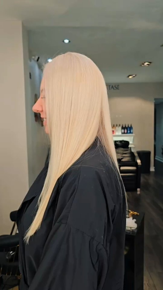 Bleach blonde roots and toner done using the Magical Yuv System ✨ Finished with a fresh, healthy cut to bring the hair back to life.
We also treated the hair with Olaplex and Kérastase Fusio-Dose for deep restoration and shine 💫
Absolutely loving today’s transformation 🤍
#blondehair #bleachblonde #rootretouch #hairtransformation #olaplex