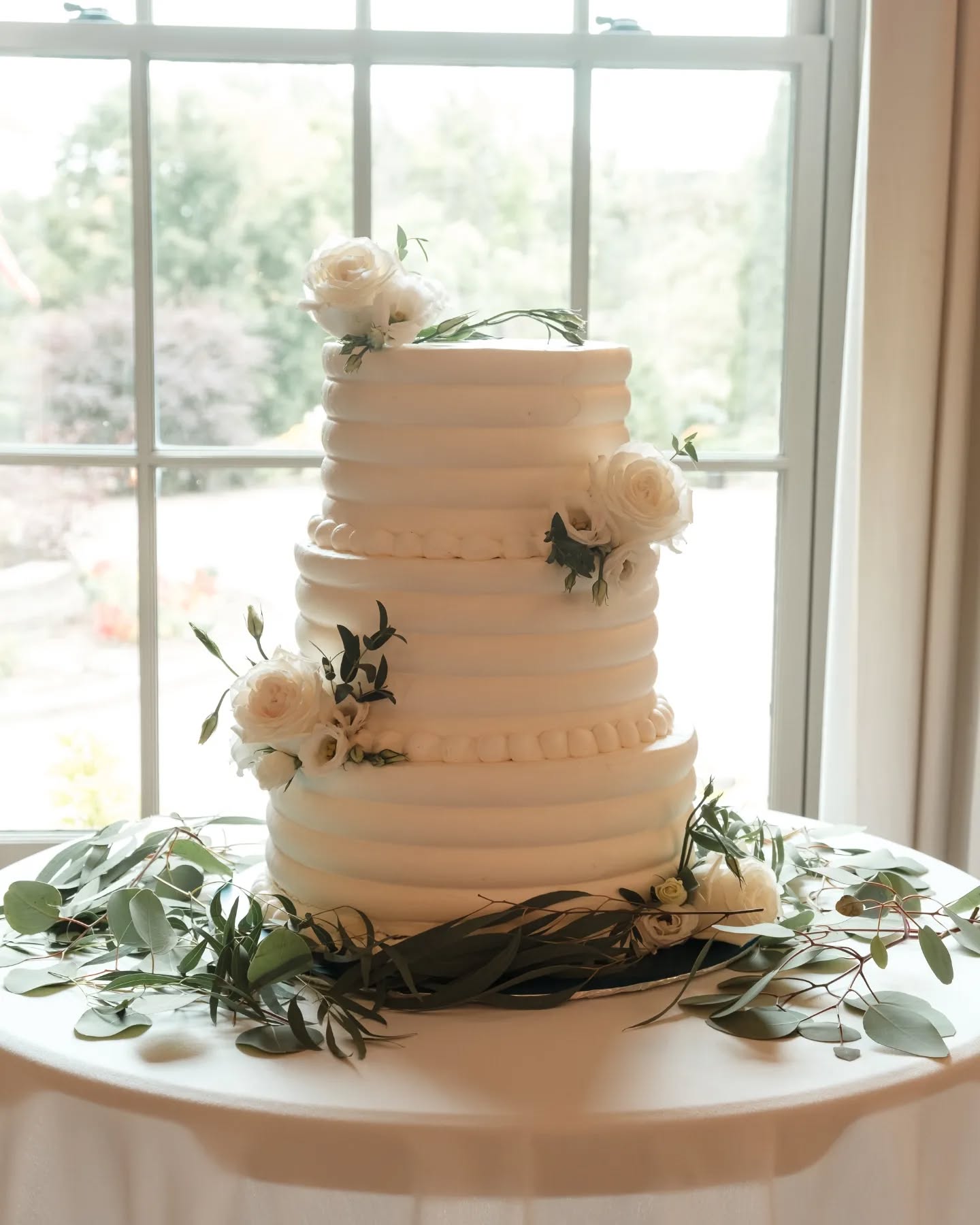 Magnifique gâteau de mariage au @leclubdegolfroyalottawa
Avec la magnifique décoration de @voeuxdamour.officiel
Les superbes fleurs de @ledesignfloral
.
.
#ottawaweddingphotographer #ottawaphotographer #luxuryweddingcakes #weddingcakesofinstagram #weddingcakedesigner #photographers #weddingphotography #shoplocalottawa #ottawaroyalgolfclub #makeupwedding #photographer #weddingplanning #weddingday #instawedding #weddingphoto #ottawaphoto #weddingcakeinspiration #ottawacanada