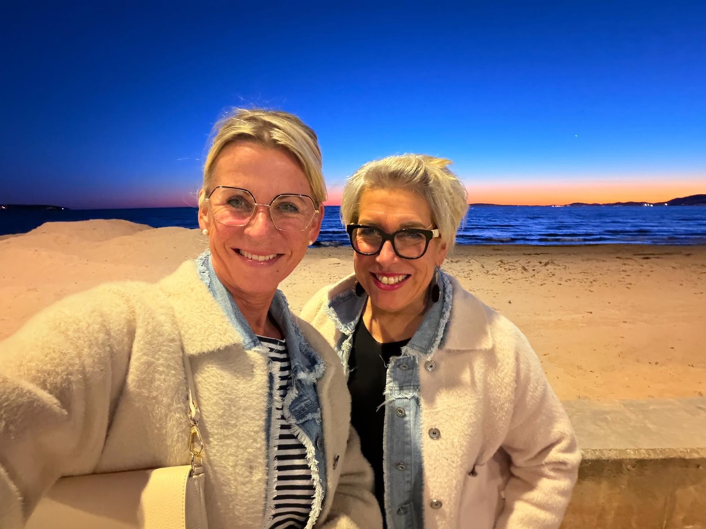 Wer liebt auch Mallorca? 🌴
Mallorca-Abende sind einfach etwas Besonderes. 🌅
Wenn der Himmel langsam dunkler wird, das Meer ganz ruhig ist und man einfach kurz den Moment genießt.
Genau solche Augenblicke erinnern einen daran, wie wichtig kleine Pausen vom Alltag sind.
Zeit zum Lachen, zum Durchatmen und für schöne Erinnerungen. 🫶
Wir hoffen, ihr hattet einen wunderschönen Tag.
Und wenn nicht – morgen ist ein neuer Tag mit neuen Chancen. ✨
Schlaft gut ihr Lieben 💫
Pssst 🤫 … morgen zeigen wir euch neue Kleider 👗
#mallorca #palmademallorca #palma #mallorcalove #mallorcalife
#visitmallorca #mallorcamoments #sunsetmallorca #sunsetlovers
#strandliebe #meerliebe #beachvibes #eveningvibes
#urlaubsmomente #boutiquelife #fashionboxx
#mallorcadiaries #islandvibesmallorca #mallorcalifestyle