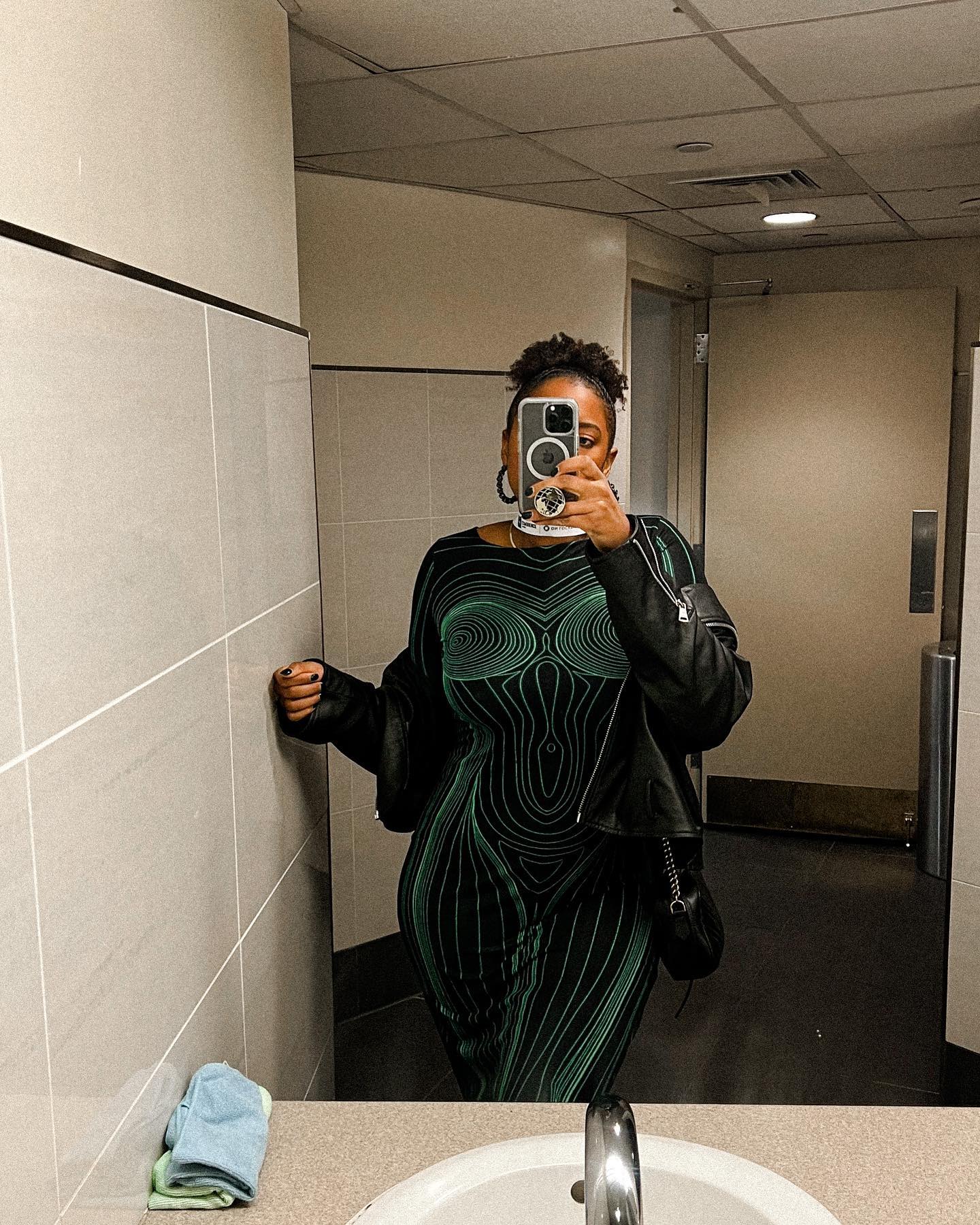 I balled out at March Madness. VIP experience was a 10/10. My fit for Sweet 16 at the Garden was everything. Swipe to the end for the back of this dress….